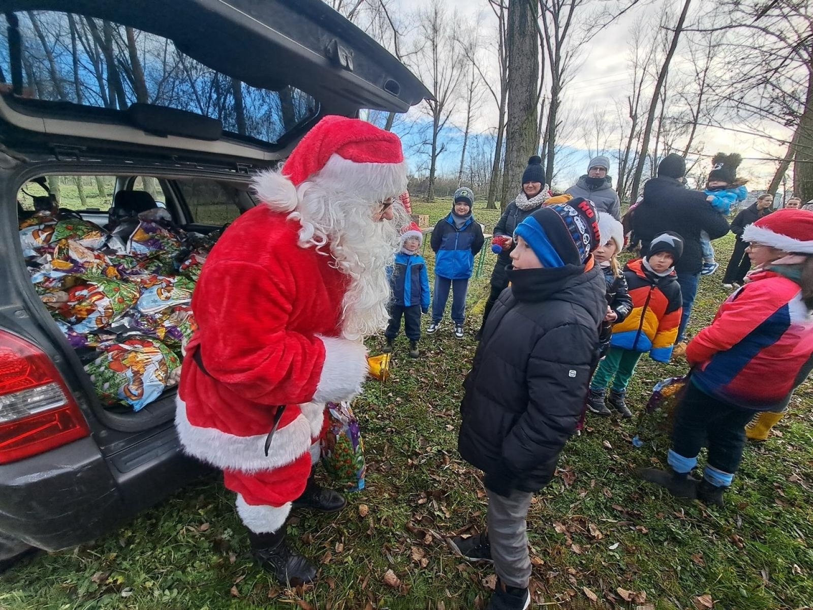 Zdjęcie w galerii na portalu naszraciborz.pl: Mikołajki na Ostrogu – radość dzieci i świąteczna atmosfera wiadomości z regionu