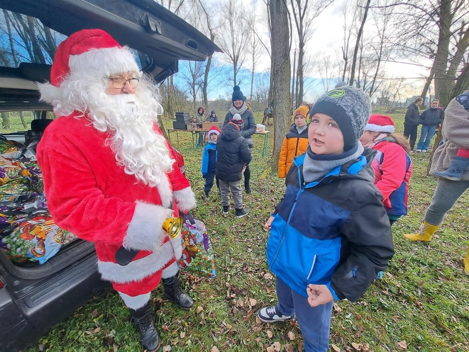 Zdjęcie w galerii na portalu naszraciborz.pl: Mikołajki na Ostrogu – radość dzieci i świąteczna atmosfera wiadomości z regionu