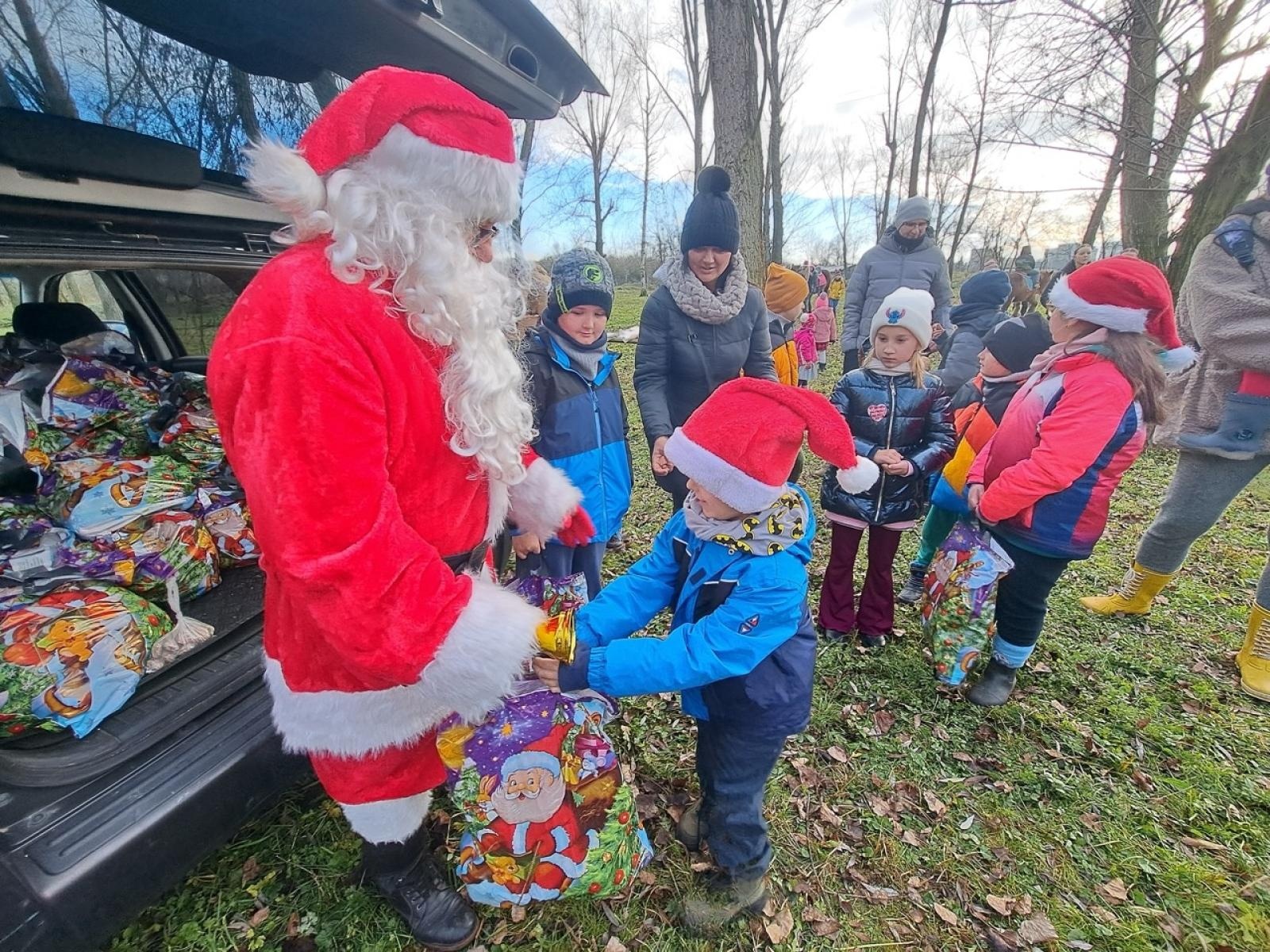 Zdjęcie w galerii na portalu naszraciborz.pl: Mikołajki na Ostrogu – radość dzieci i świąteczna atmosfera wiadomości z regionu