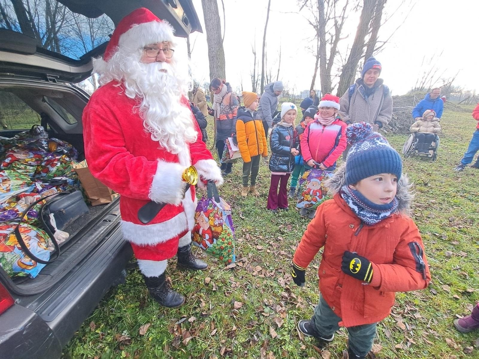 Zdjęcie w galerii na portalu naszraciborz.pl: Mikołajki na Ostrogu – radość dzieci i świąteczna atmosfera wiadomości z regionu