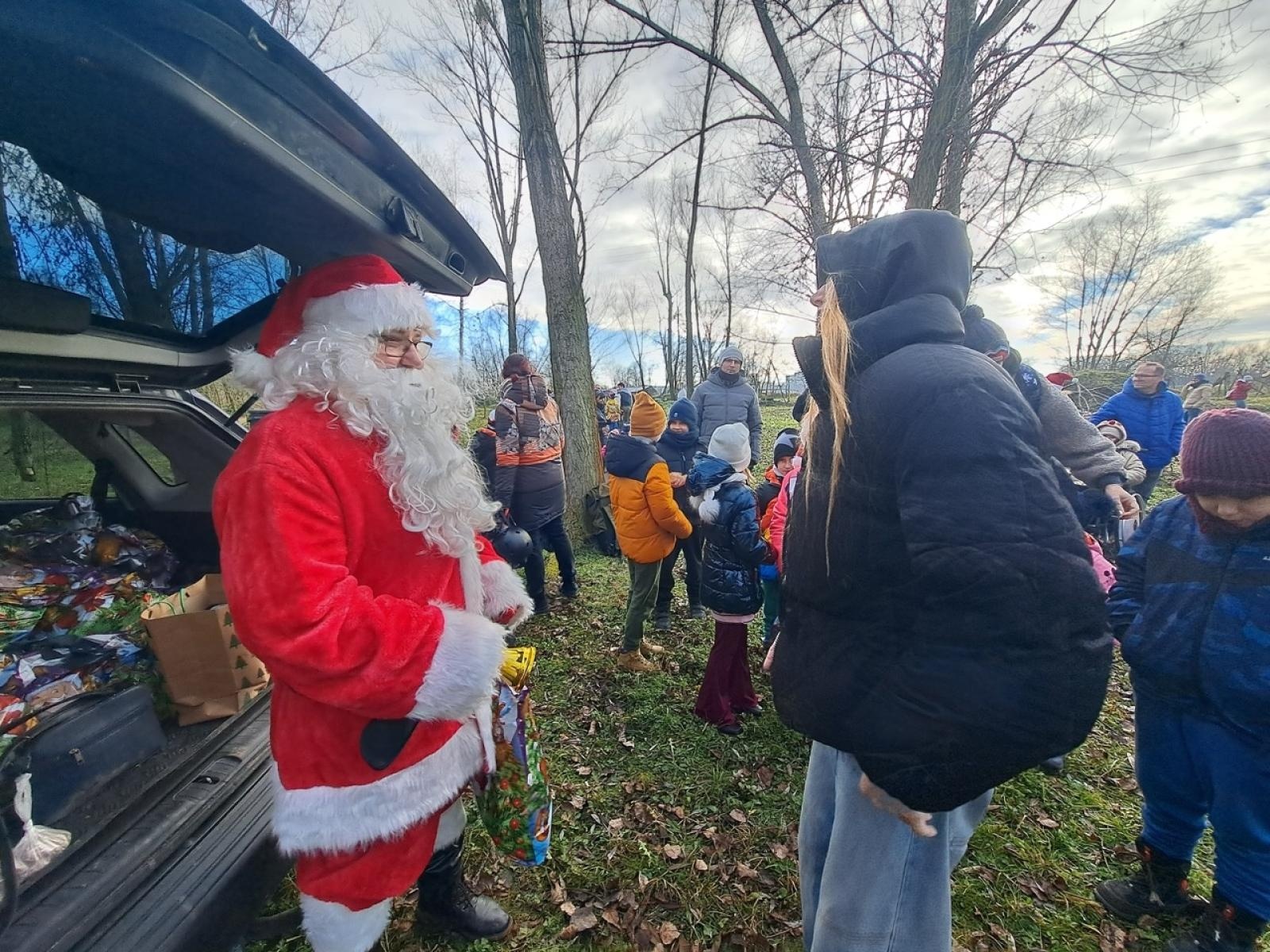 Zdjęcie w galerii na portalu naszraciborz.pl: Mikołajki na Ostrogu – radość dzieci i świąteczna atmosfera wiadomości z regionu