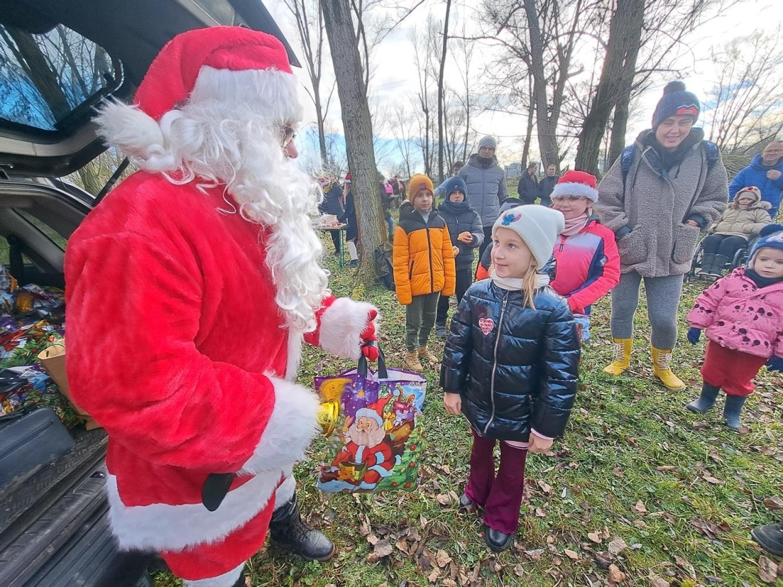 Zdjęcie w galerii na portalu naszraciborz.pl: Mikołajki na Ostrogu – radość dzieci i świąteczna atmosfera wiadomości z regionu