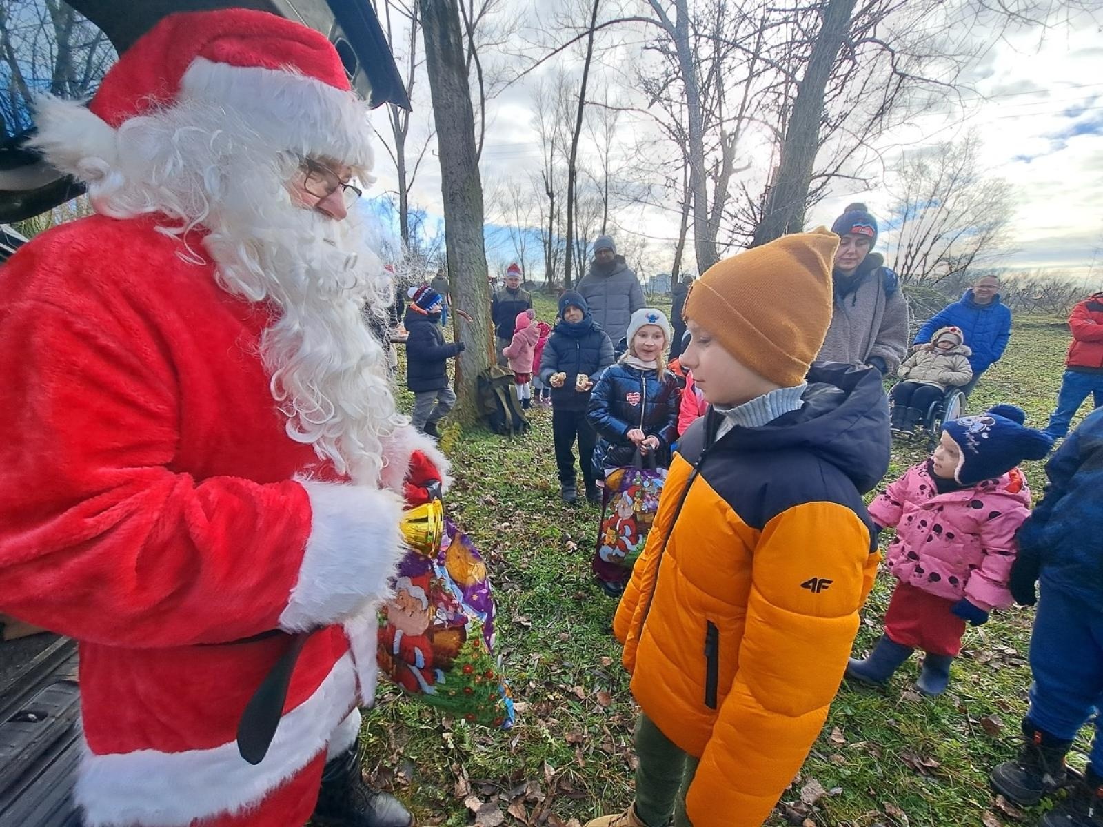 Zdjęcie w galerii na portalu naszraciborz.pl: Mikołajki na Ostrogu – radość dzieci i świąteczna atmosfera wiadomości z regionu