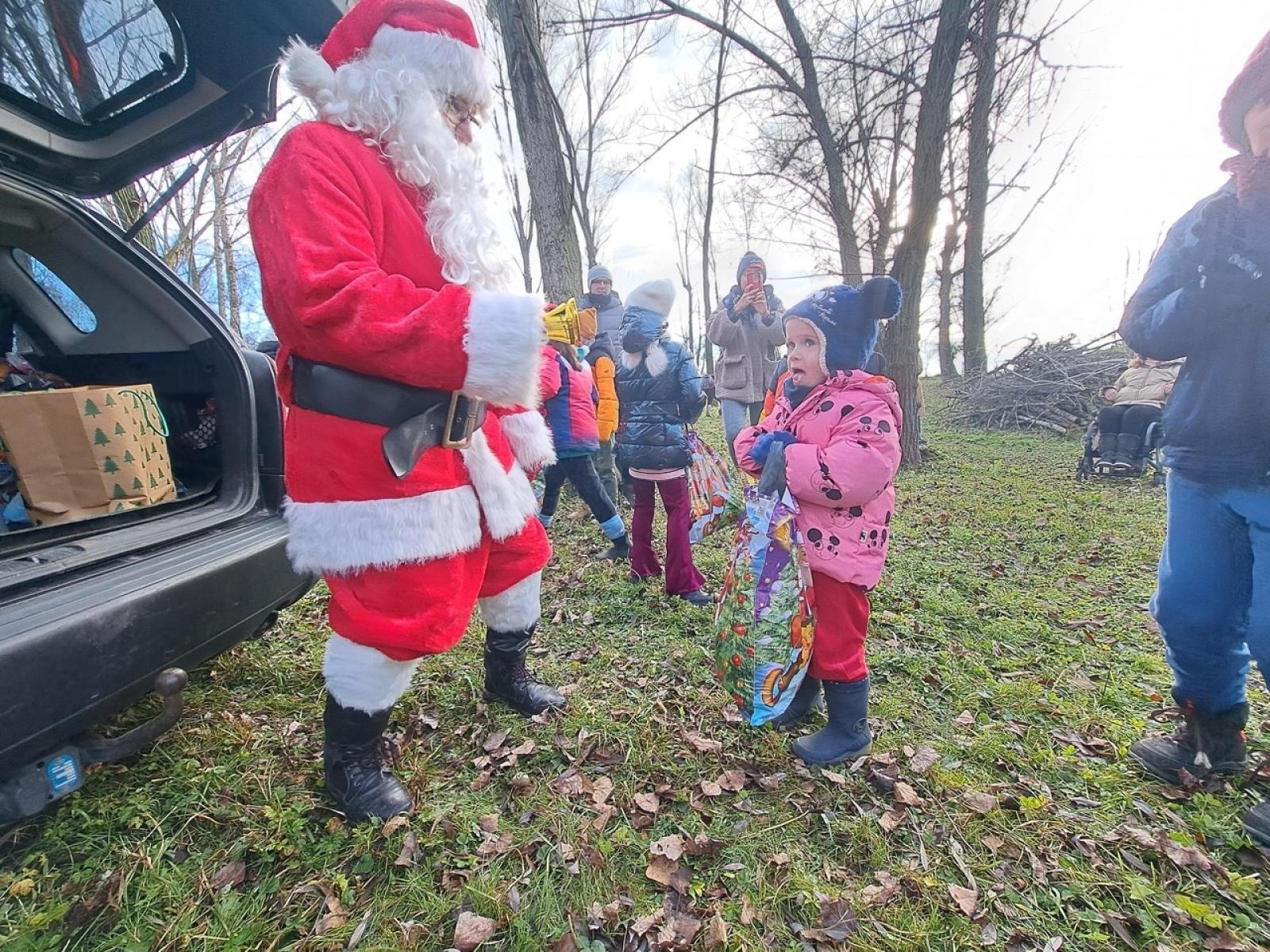 Zdjęcie w galerii na portalu naszraciborz.pl: Mikołajki na Ostrogu – radość dzieci i świąteczna atmosfera wiadomości z regionu