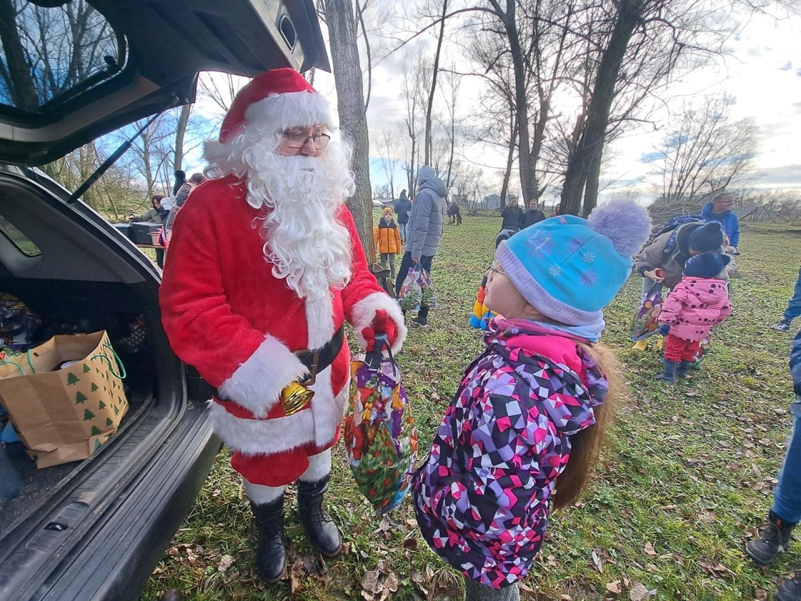 Zdjęcie w galerii na portalu naszraciborz.pl: Mikołajki na Ostrogu – radość dzieci i świąteczna atmosfera wiadomości z regionu