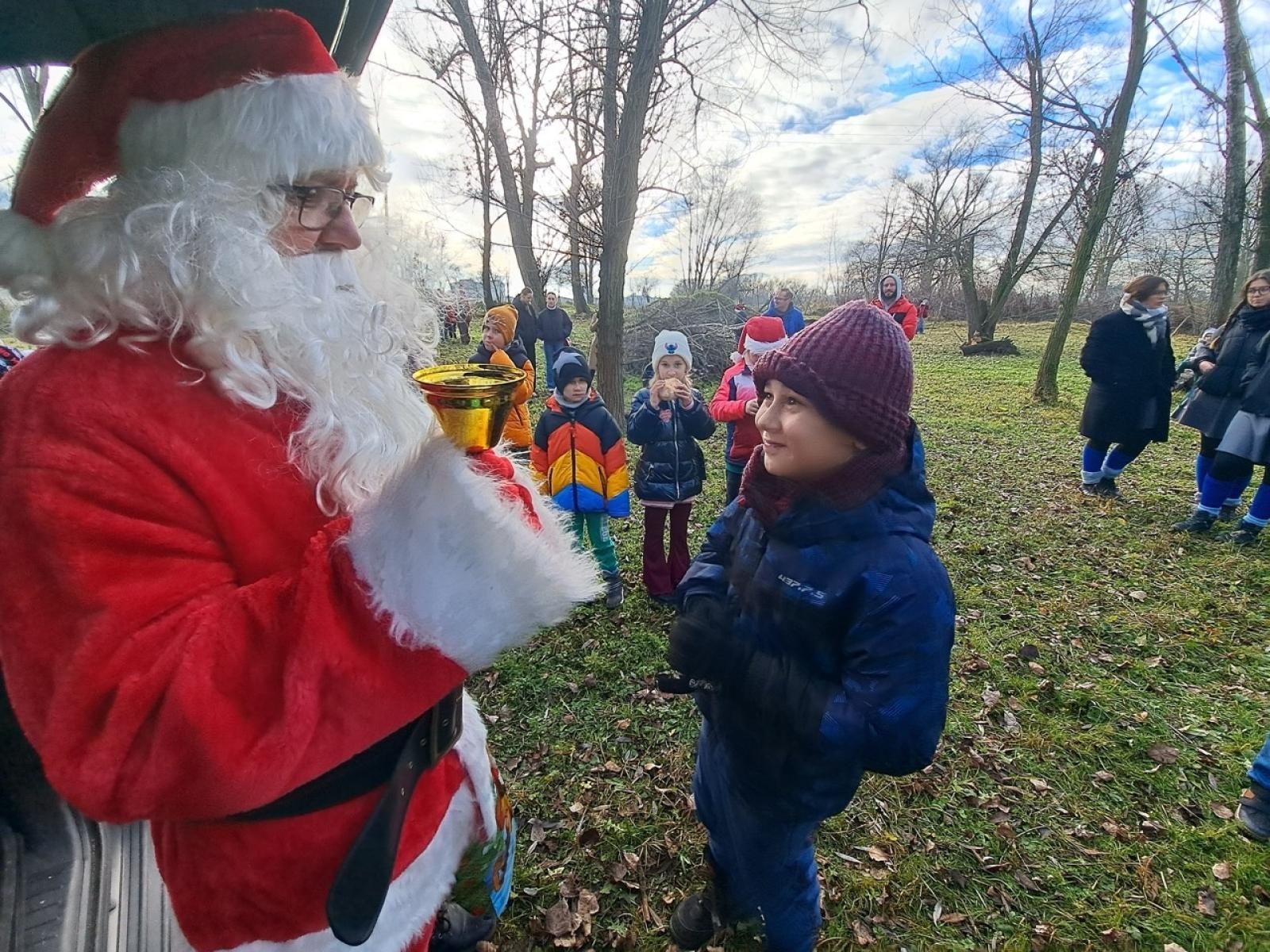 Zdjęcie w galerii na portalu naszraciborz.pl: Mikołajki na Ostrogu – radość dzieci i świąteczna atmosfera wiadomości z regionu
