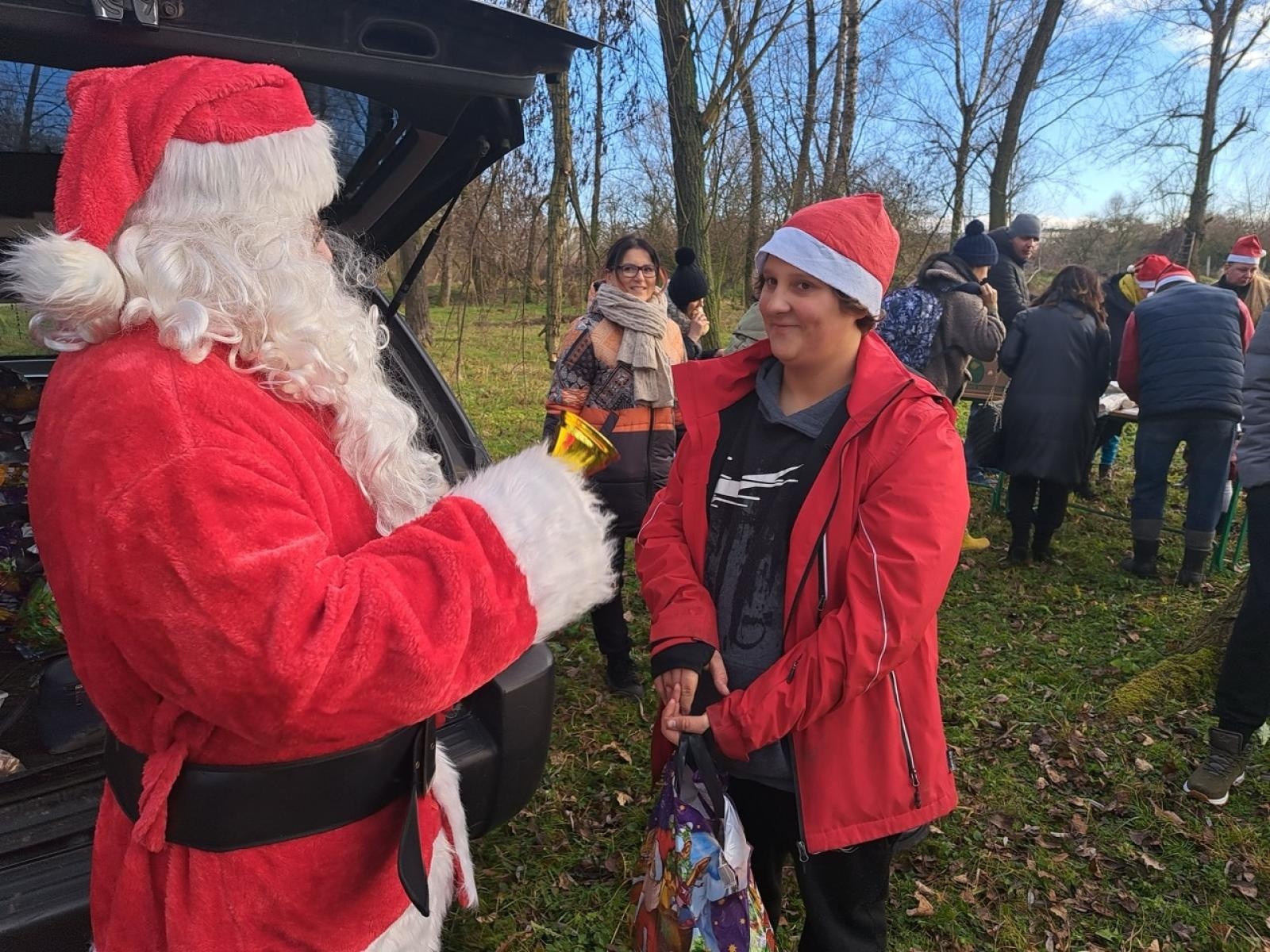 Zdjęcie w galerii na portalu naszraciborz.pl: Mikołajki na Ostrogu – radość dzieci i świąteczna atmosfera wiadomości z regionu