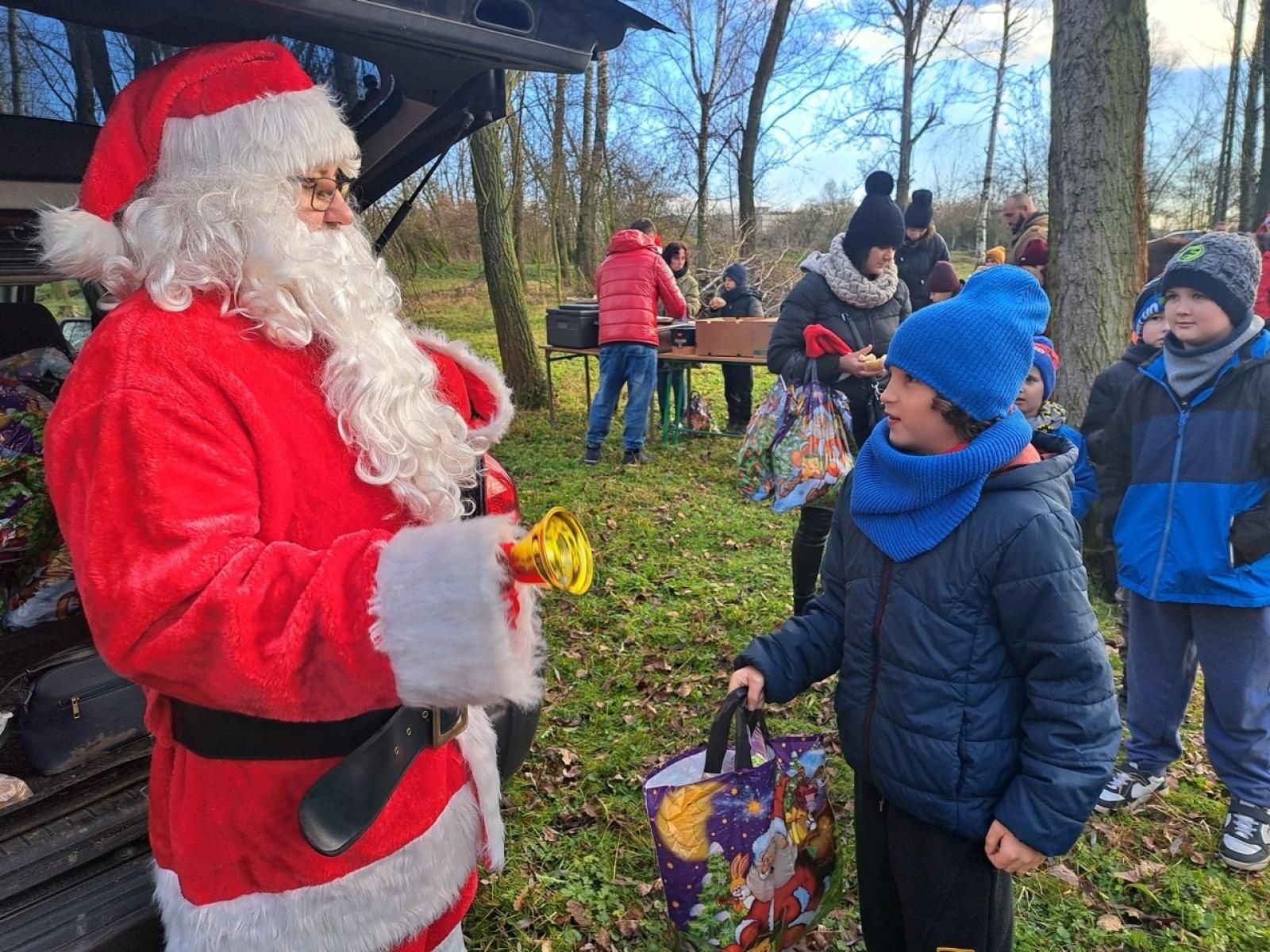 Zdjęcie w galerii na portalu naszraciborz.pl: Mikołajki na Ostrogu – radość dzieci i świąteczna atmosfera wiadomości z regionu