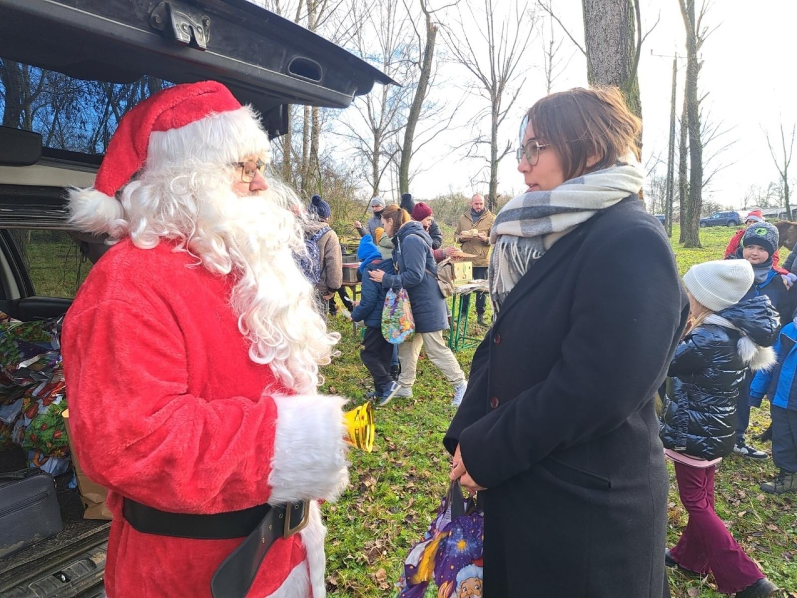 Zdjęcie w galerii na portalu naszraciborz.pl: Mikołajki na Ostrogu – radość dzieci i świąteczna atmosfera wiadomości z regionu