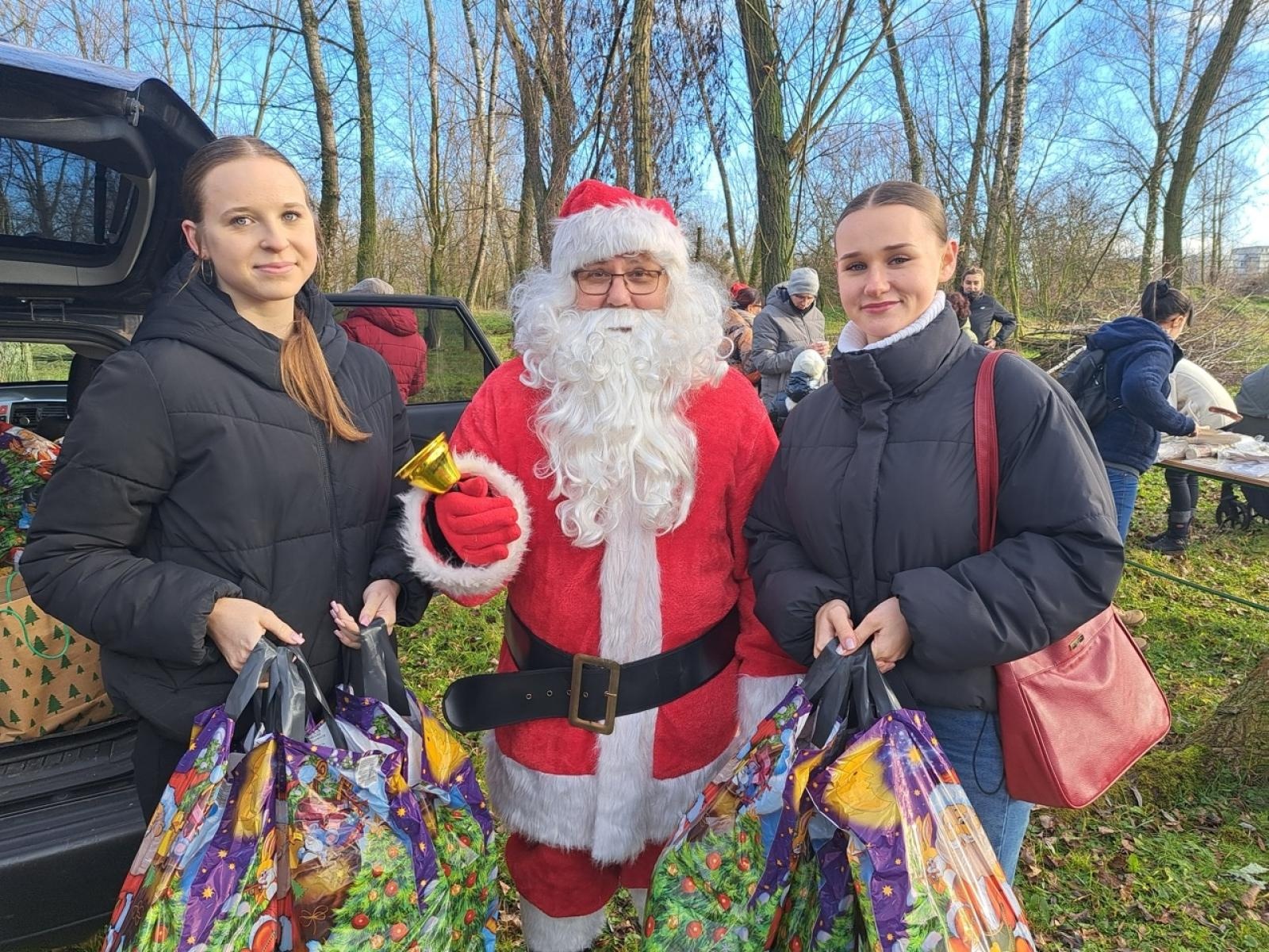 Zdjęcie w galerii na portalu naszraciborz.pl: Mikołajki na Ostrogu – radość dzieci i świąteczna atmosfera wiadomości z regionu