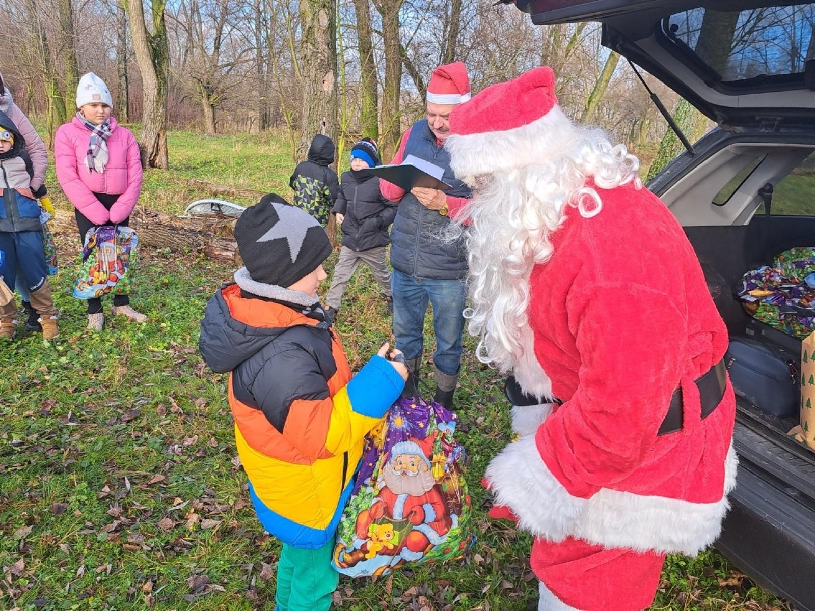 Zdjęcie w galerii na portalu naszraciborz.pl: Mikołajki na Ostrogu – radość dzieci i świąteczna atmosfera wiadomości z regionu
