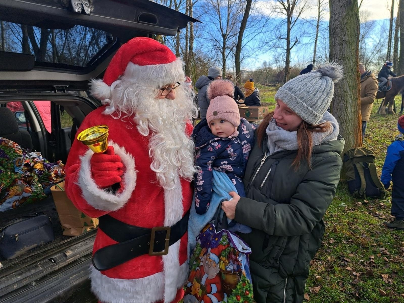 Zdjęcie w galerii na portalu naszraciborz.pl: Mikołajki na Ostrogu – radość dzieci i świąteczna atmosfera wiadomości z regionu