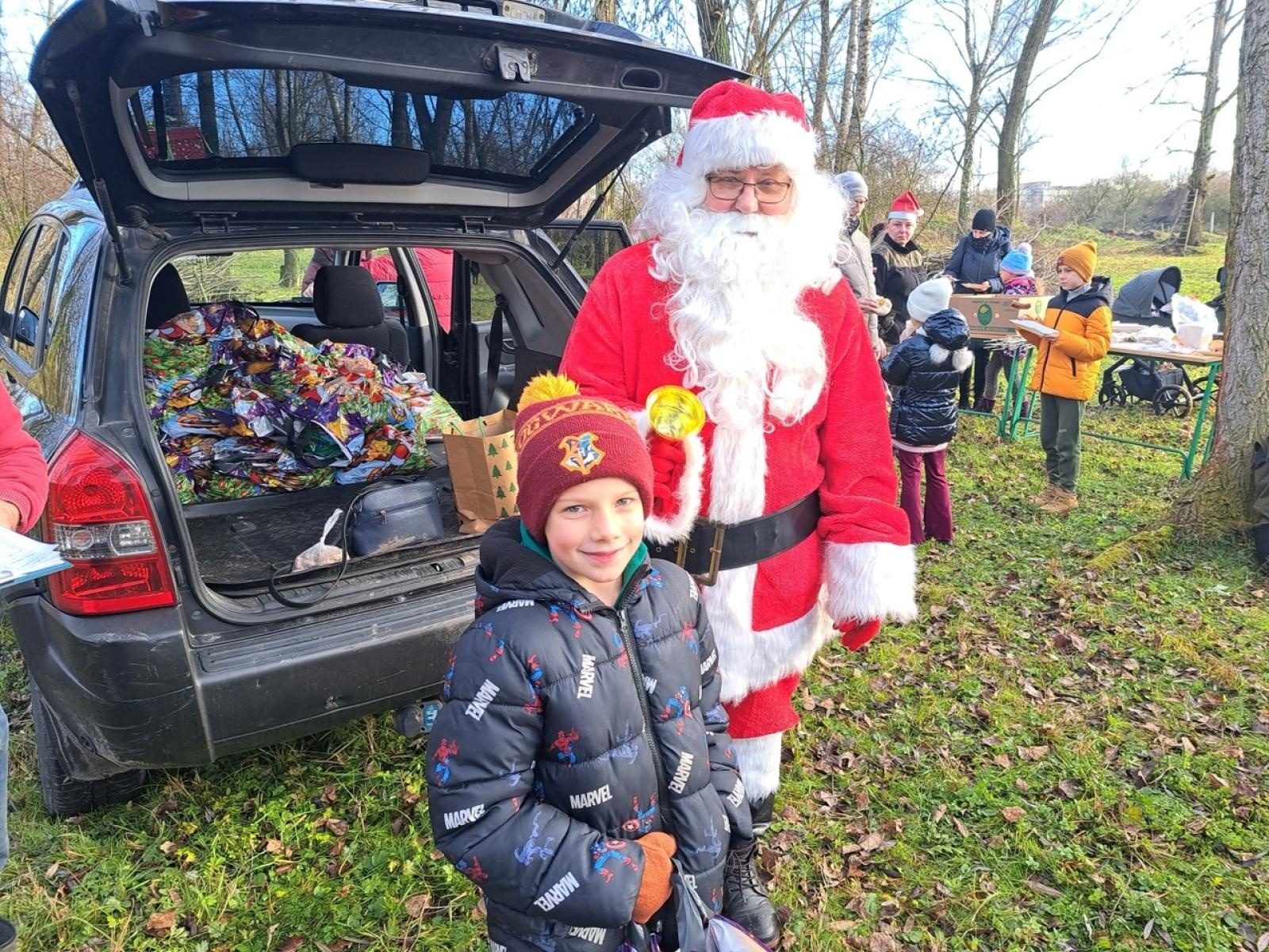 Zdjęcie w galerii na portalu naszraciborz.pl: Mikołajki na Ostrogu – radość dzieci i świąteczna atmosfera wiadomości z regionu