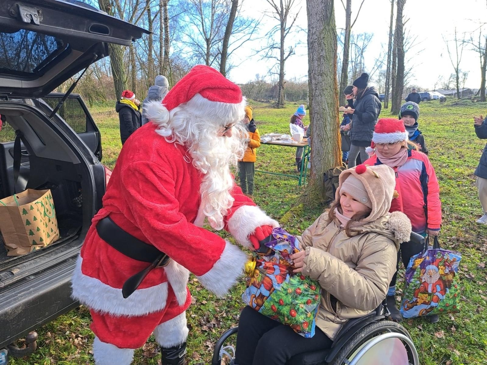 Zdjęcie w galerii na portalu naszraciborz.pl: Mikołajki na Ostrogu – radość dzieci i świąteczna atmosfera wiadomości z regionu