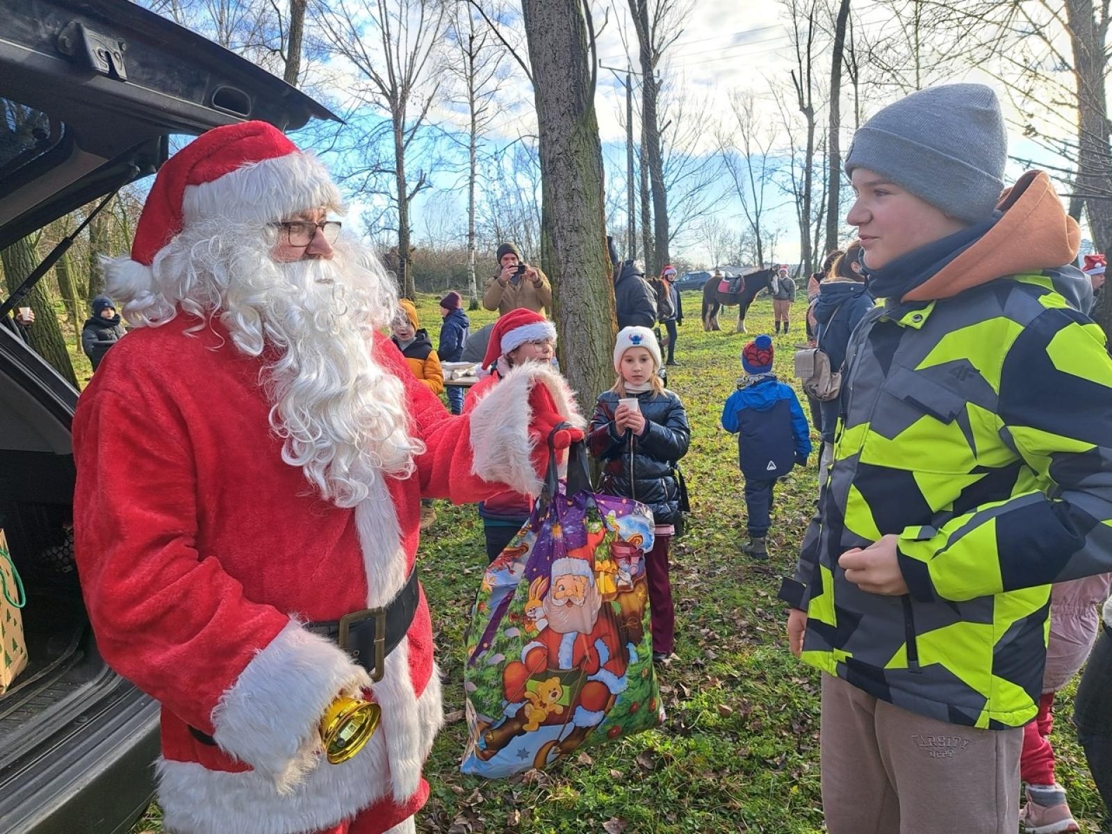 Zdjęcie w galerii na portalu naszraciborz.pl: Mikołajki na Ostrogu – radość dzieci i świąteczna atmosfera wiadomości z regionu