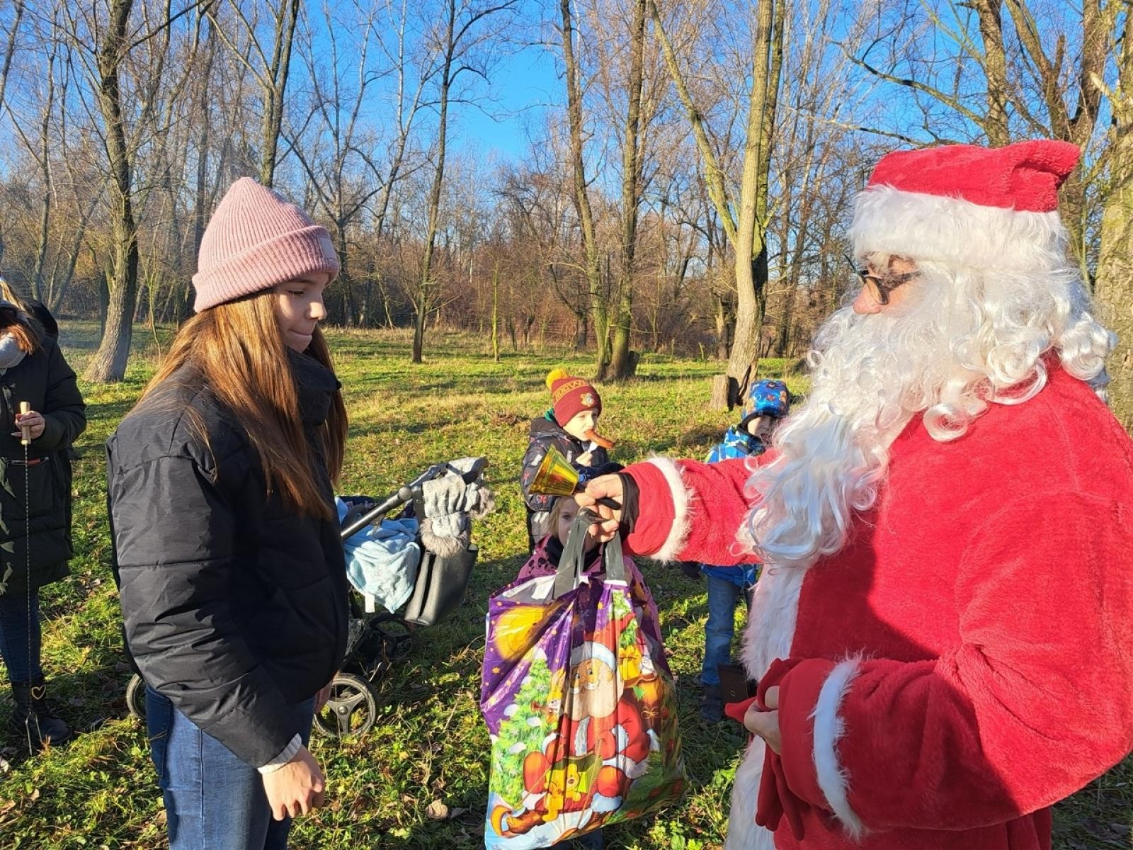 Zdjęcie w galerii na portalu naszraciborz.pl: Mikołajki na Ostrogu – radość dzieci i świąteczna atmosfera wiadomości z regionu