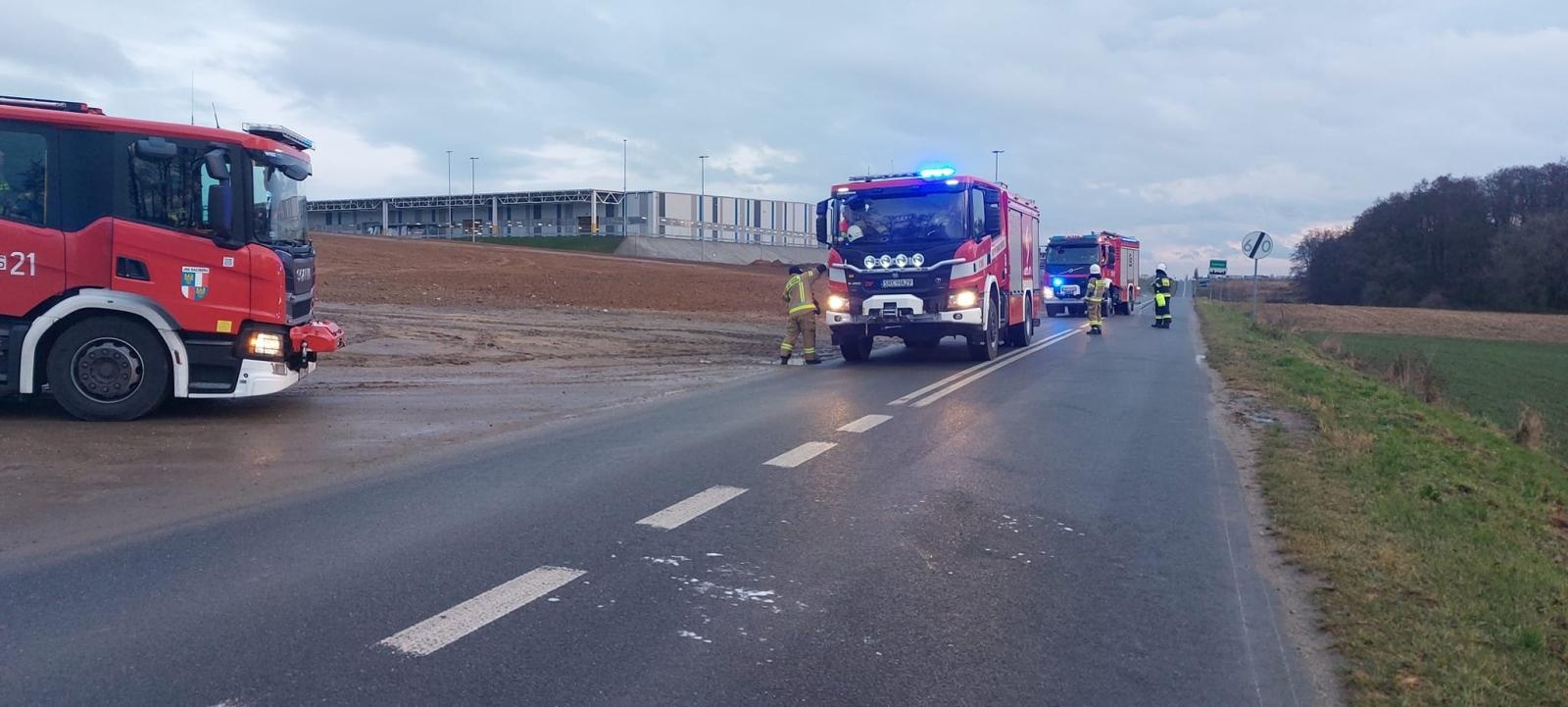 Zdjęcie w galerii na portalu naszraciborz.pl: Rozległa plama na jezdni w gminie Pietrowice Wielkie wiadomości z regionu