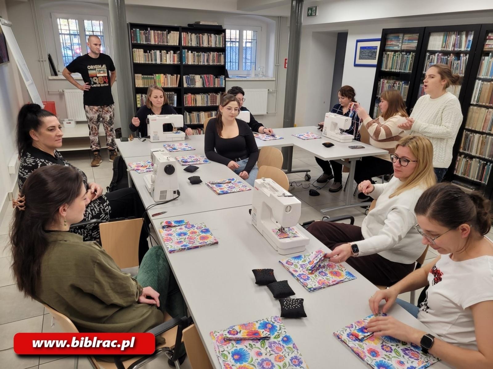 Zdjęcie w galerii na portalu naszraciborz.pl: Biblioteka z pasją – warsztaty rękodzieła wiadomości z regionu