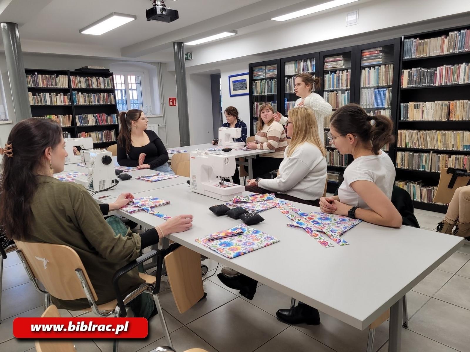 Zdjęcie w galerii na portalu naszraciborz.pl: Biblioteka z pasją – warsztaty rękodzieła wiadomości z regionu