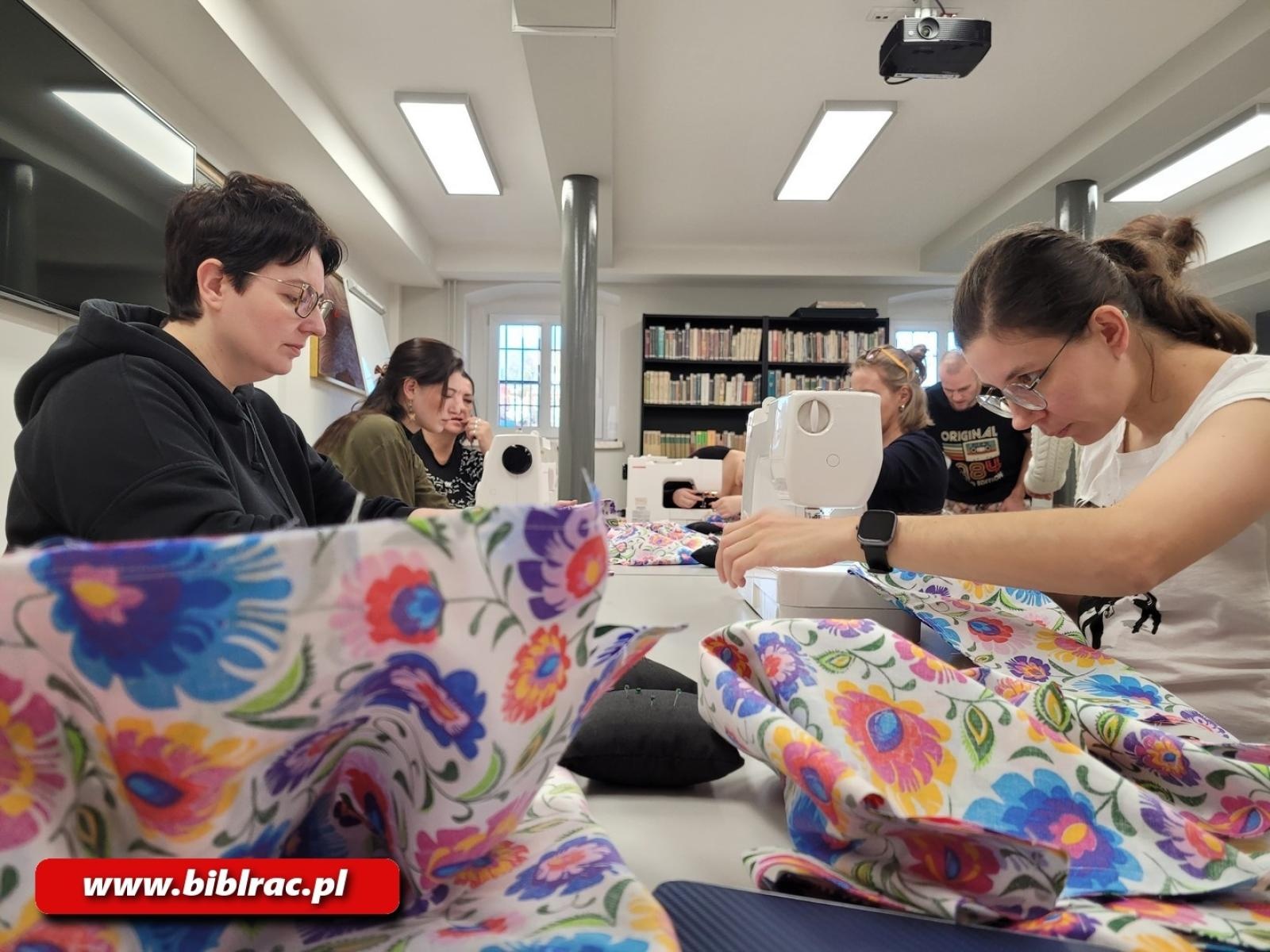 Zdjęcie w galerii na portalu naszraciborz.pl: Biblioteka z pasją – warsztaty rękodzieła wiadomości z regionu