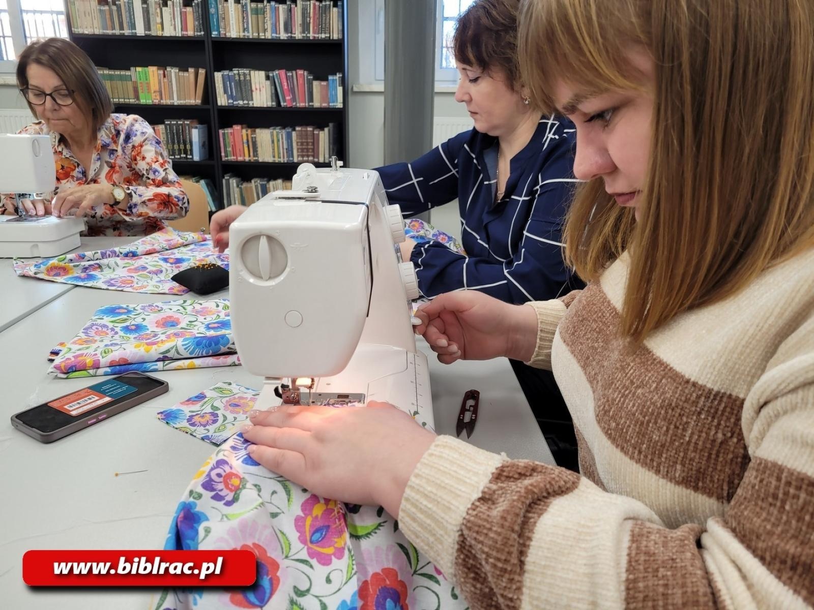 Zdjęcie w galerii na portalu naszraciborz.pl: Biblioteka z pasją – warsztaty rękodzieła wiadomości z regionu