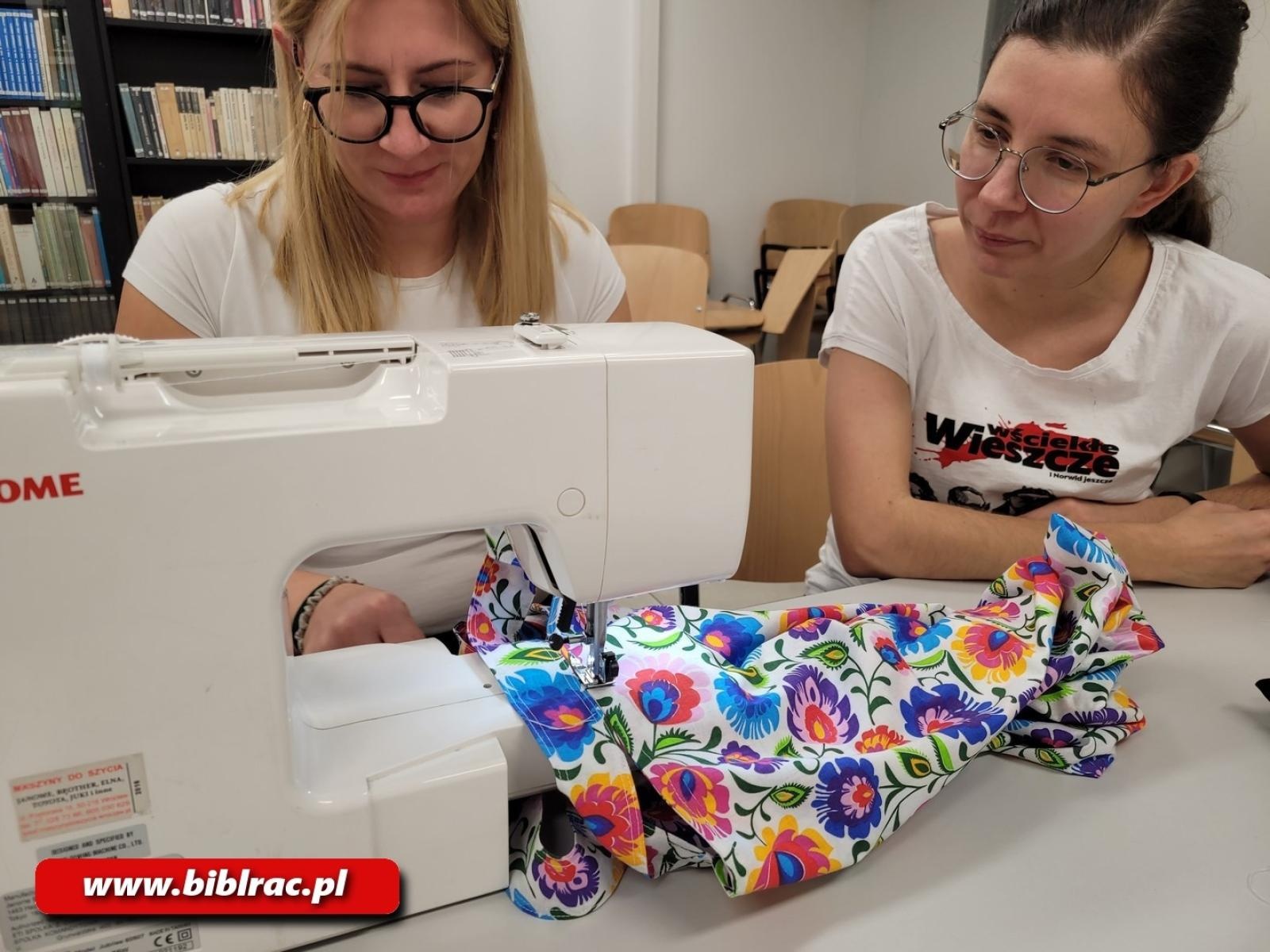 Zdjęcie w galerii na portalu naszraciborz.pl: Biblioteka z pasją – warsztaty rękodzieła wiadomości z regionu