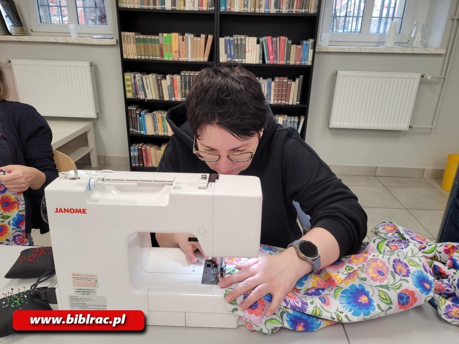 Zdjęcie w galerii na portalu naszraciborz.pl: Biblioteka z pasją – warsztaty rękodzieła wiadomości z regionu