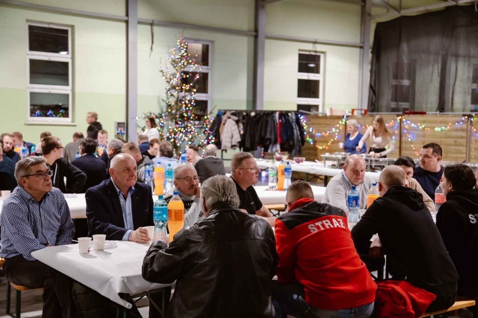 Zdjęcie w galerii na portalu naszraciborz.pl: Przedświąteczne spotkanie ze strażakami w gminie Pietrowice Wielkie wiadomości z regionu