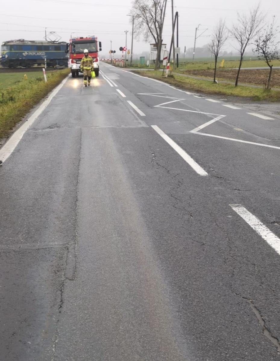 Zdjęcie w galerii na portalu naszraciborz.pl: Plama oleju na DK 45 wiadomości z regionu