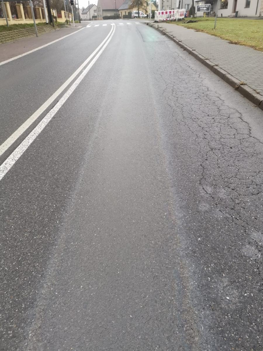 Zdjęcie w galerii na portalu naszraciborz.pl: Plama oleju na DK 45 wiadomości z regionu