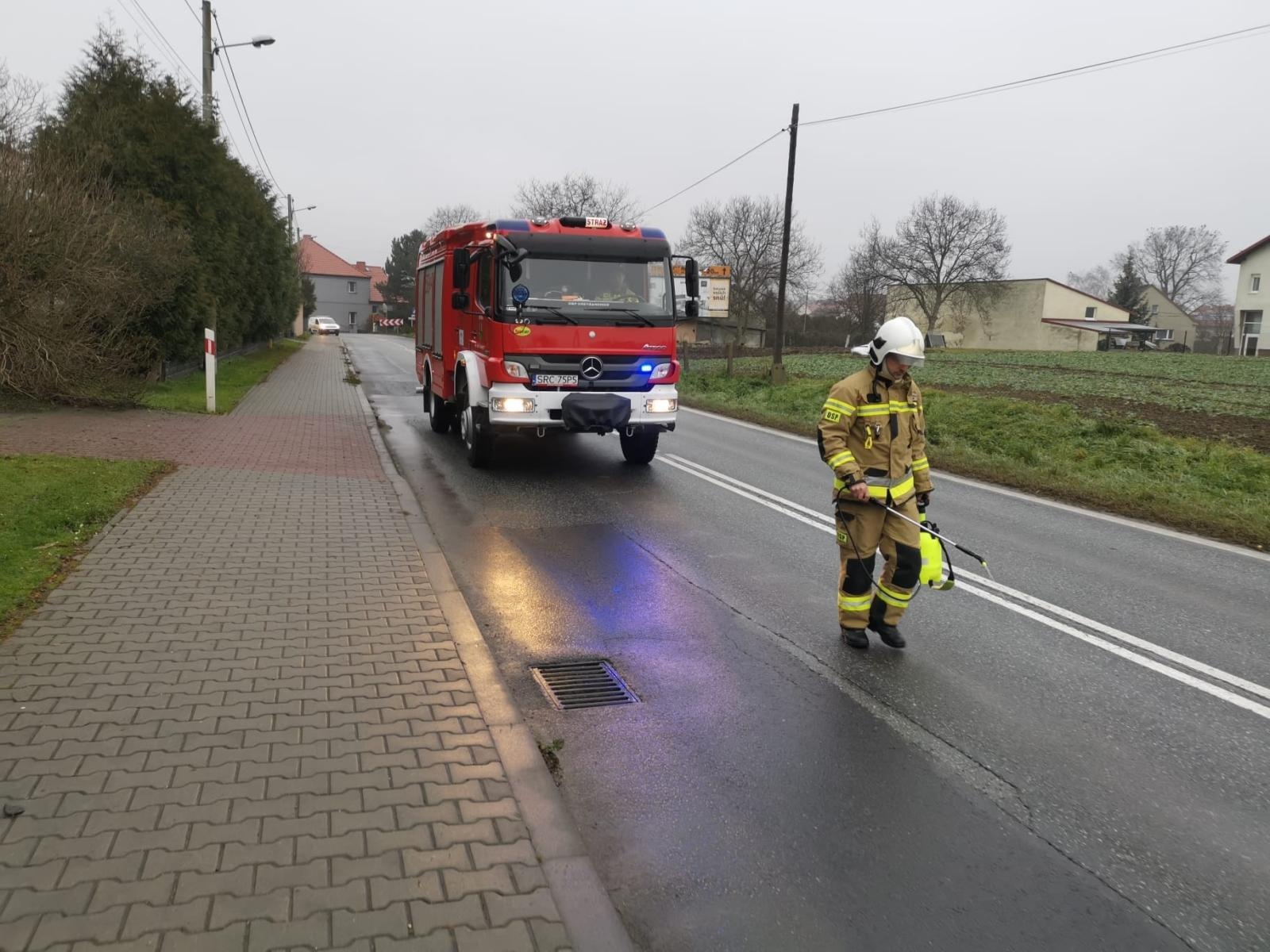 Zdjęcie w galerii na portalu naszraciborz.pl: Plama oleju na DK 45 wiadomości z regionu