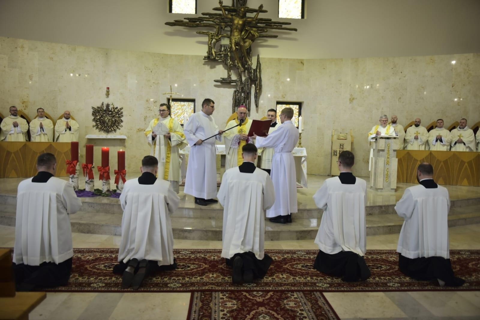 Zdjęcie w galerii na portalu naszraciborz.pl: Klerycy Seminarium w Opolu wstąpili w szeregi kandydatów do święceń. Wśród nich mieszkaniec Krzanowic wiadomości z regionu