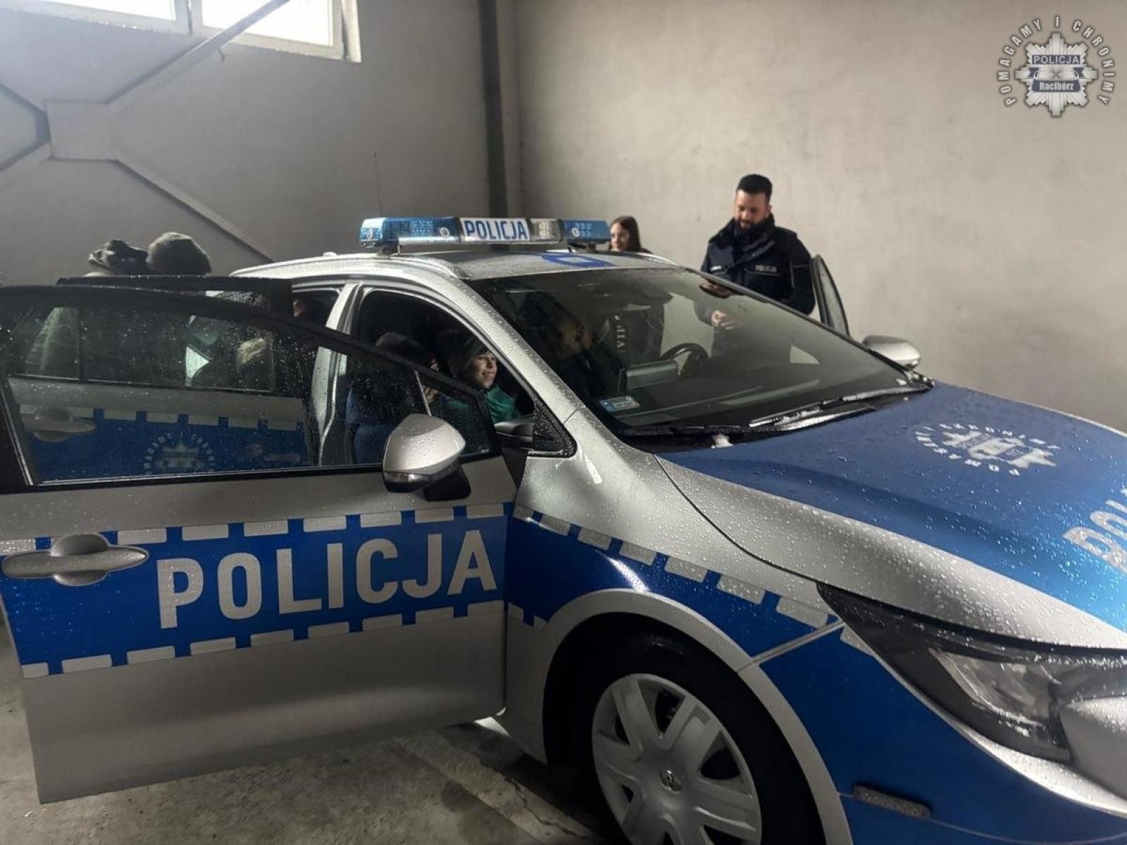 Zdjęcie w galerii na portalu naszraciborz.pl: Uczniowie SP4 z wizytą w raciborskiej komendzie policji wiadomości z regionu