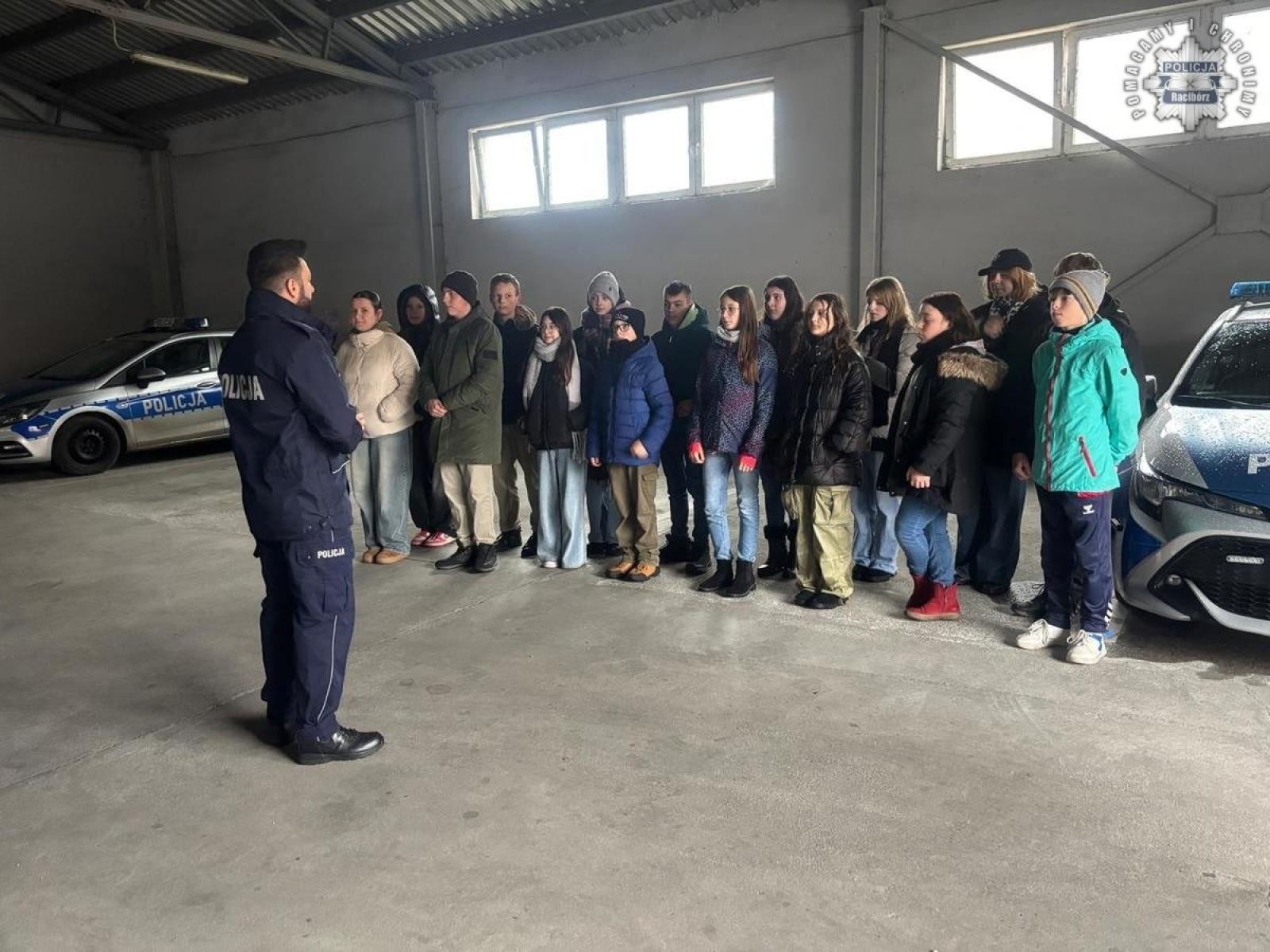 Zdjęcie w galerii na portalu naszraciborz.pl: Uczniowie SP4 z wizytą w raciborskiej komendzie policji wiadomości z regionu