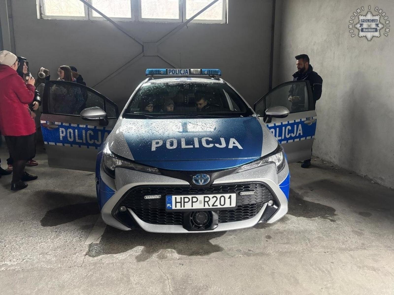 Zdjęcie w galerii na portalu naszraciborz.pl: Uczniowie SP4 z wizytą w raciborskiej komendzie policji wiadomości z regionu