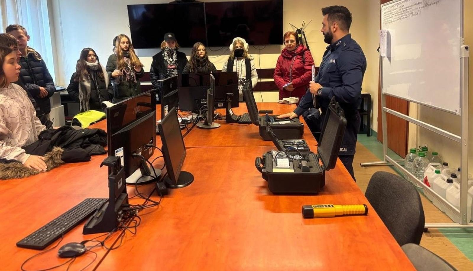 Zdjęcie w galerii na portalu naszraciborz.pl: Uczniowie SP4 z wizytą w raciborskiej komendzie policji wiadomości z regionu