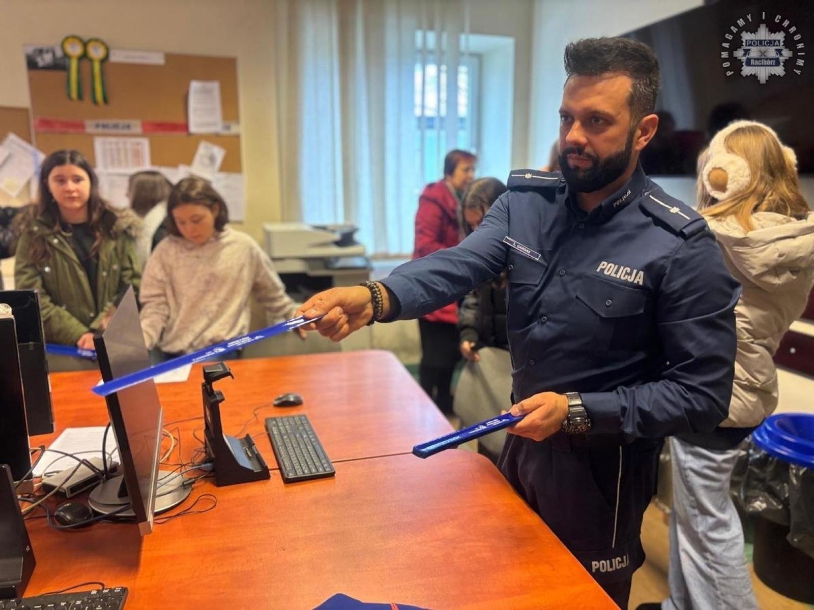 Zdjęcie w galerii na portalu naszraciborz.pl: Uczniowie SP4 z wizytą w raciborskiej komendzie policji wiadomości z regionu