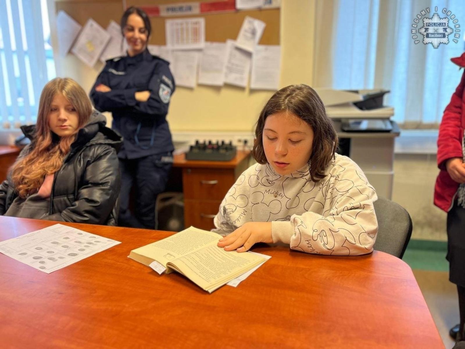 Zdjęcie w galerii na portalu naszraciborz.pl: Uczniowie SP4 z wizytą w raciborskiej komendzie policji wiadomości z regionu