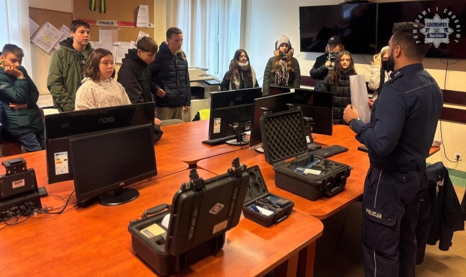 Zdjęcie w galerii na portalu naszraciborz.pl: Uczniowie SP4 z wizytą w raciborskiej komendzie policji wiadomości z regionu