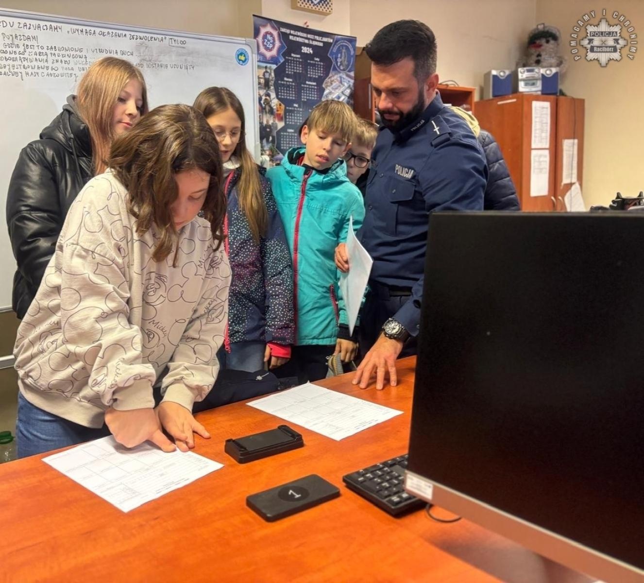 Zdjęcie w galerii na portalu naszraciborz.pl: Uczniowie SP4 z wizytą w raciborskiej komendzie policji wiadomości z regionu