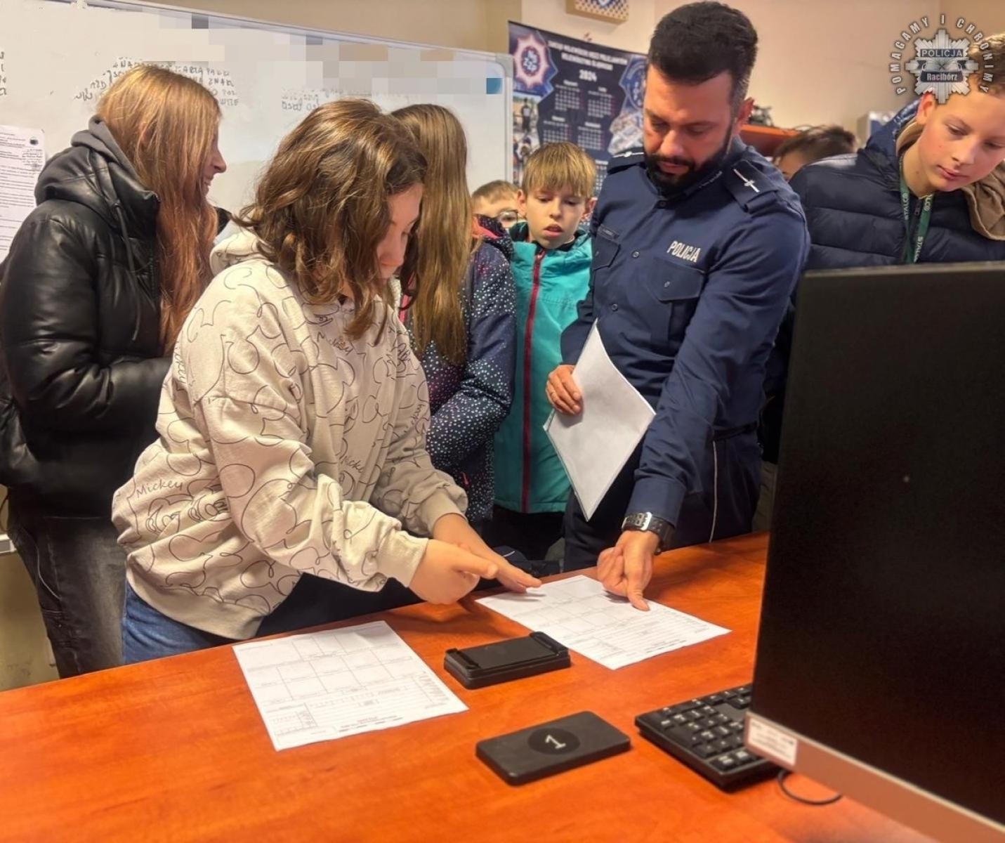 Zdjęcie w galerii na portalu naszraciborz.pl: Uczniowie SP4 z wizytą w raciborskiej komendzie policji wiadomości z regionu