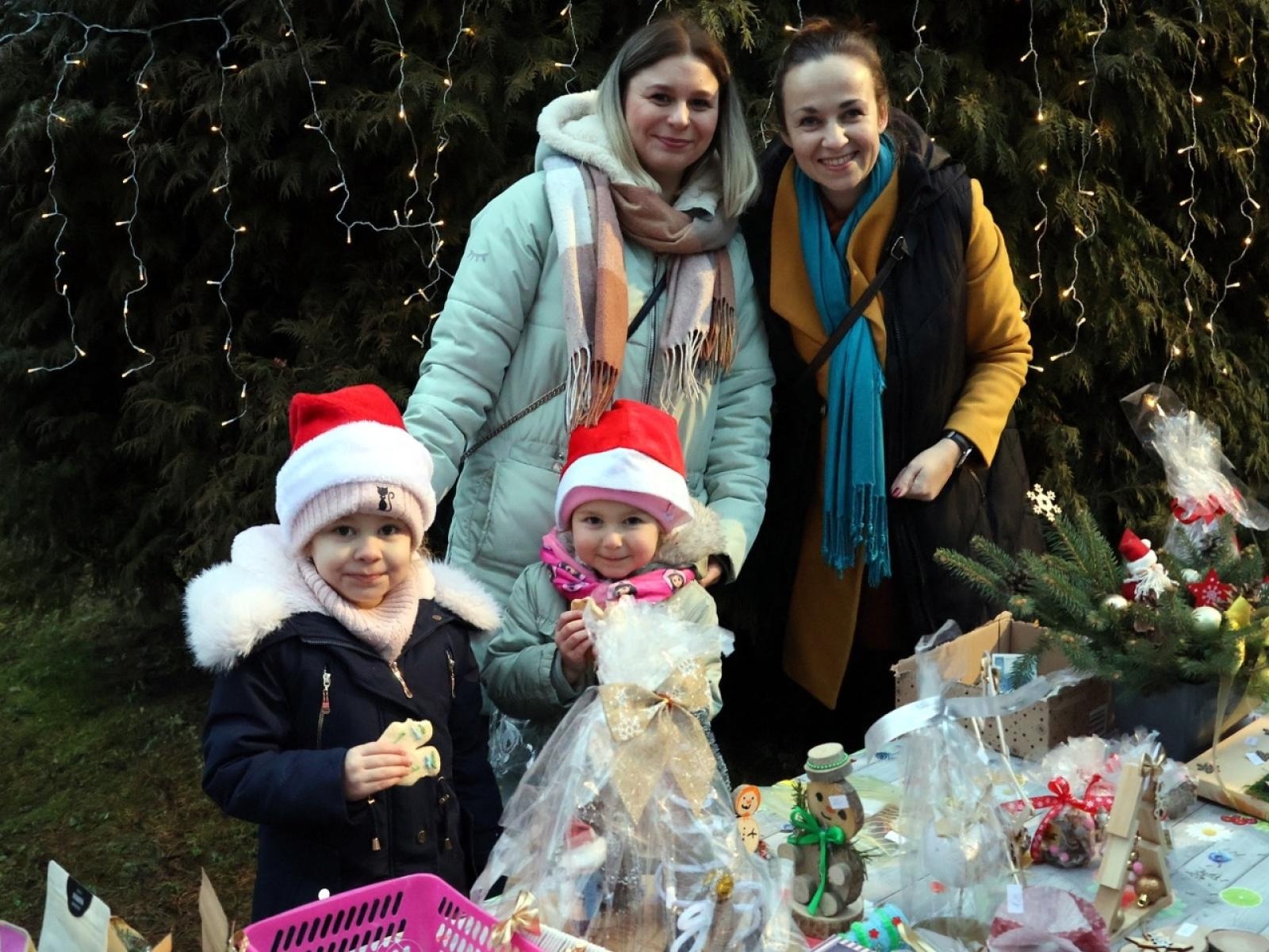 Zdjęcie w galerii na portalu naszraciborz.pl: Kiermasz świąteczny w Przedszkolu nr 12 w Raciborzu – pełen radości i świątecznej atmosfery wiadomości z regionu