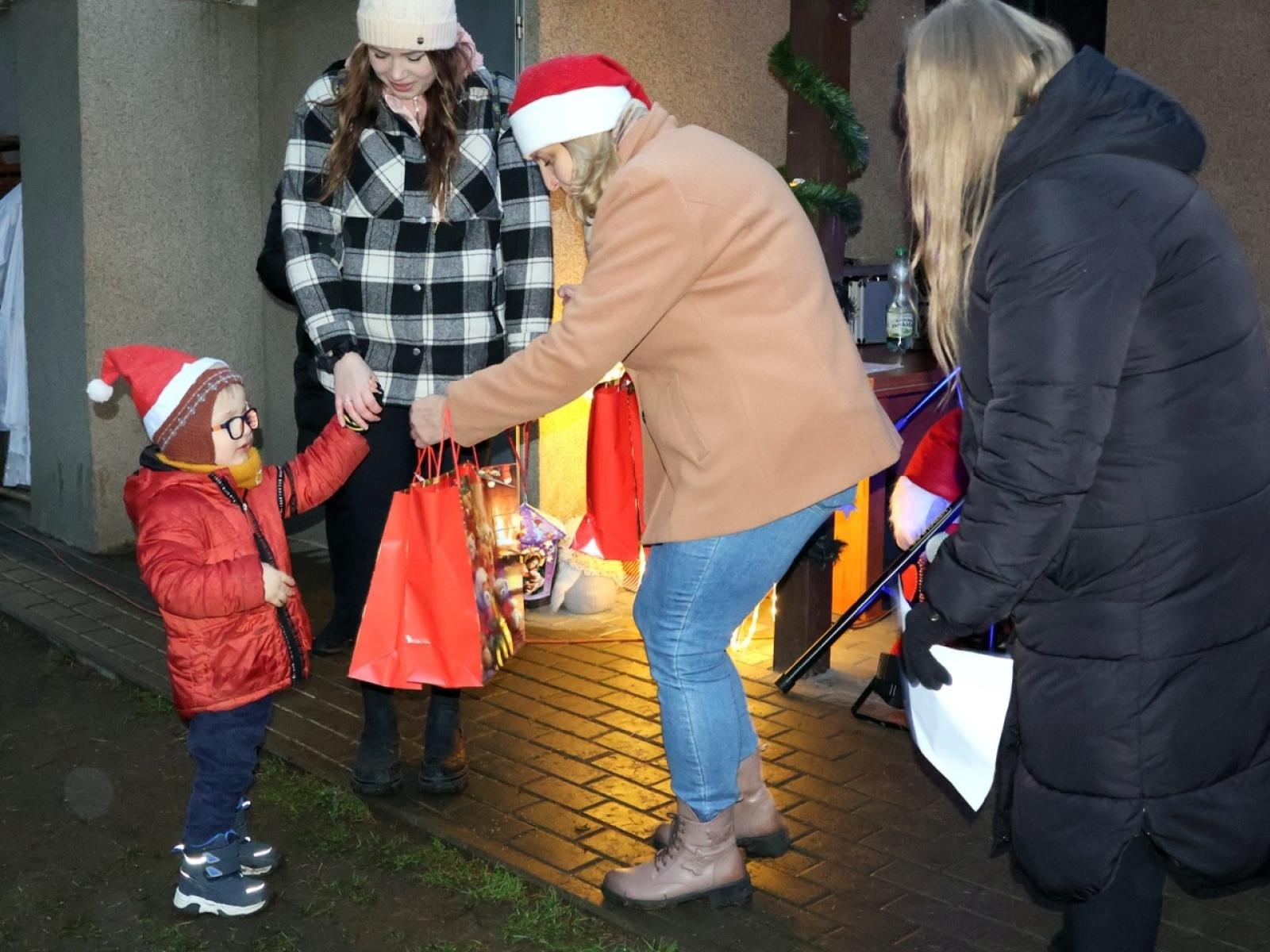 Zdjęcie w galerii na portalu naszraciborz.pl: Kiermasz świąteczny w Przedszkolu nr 12 w Raciborzu – pełen radości i świątecznej atmosfery wiadomości z regionu