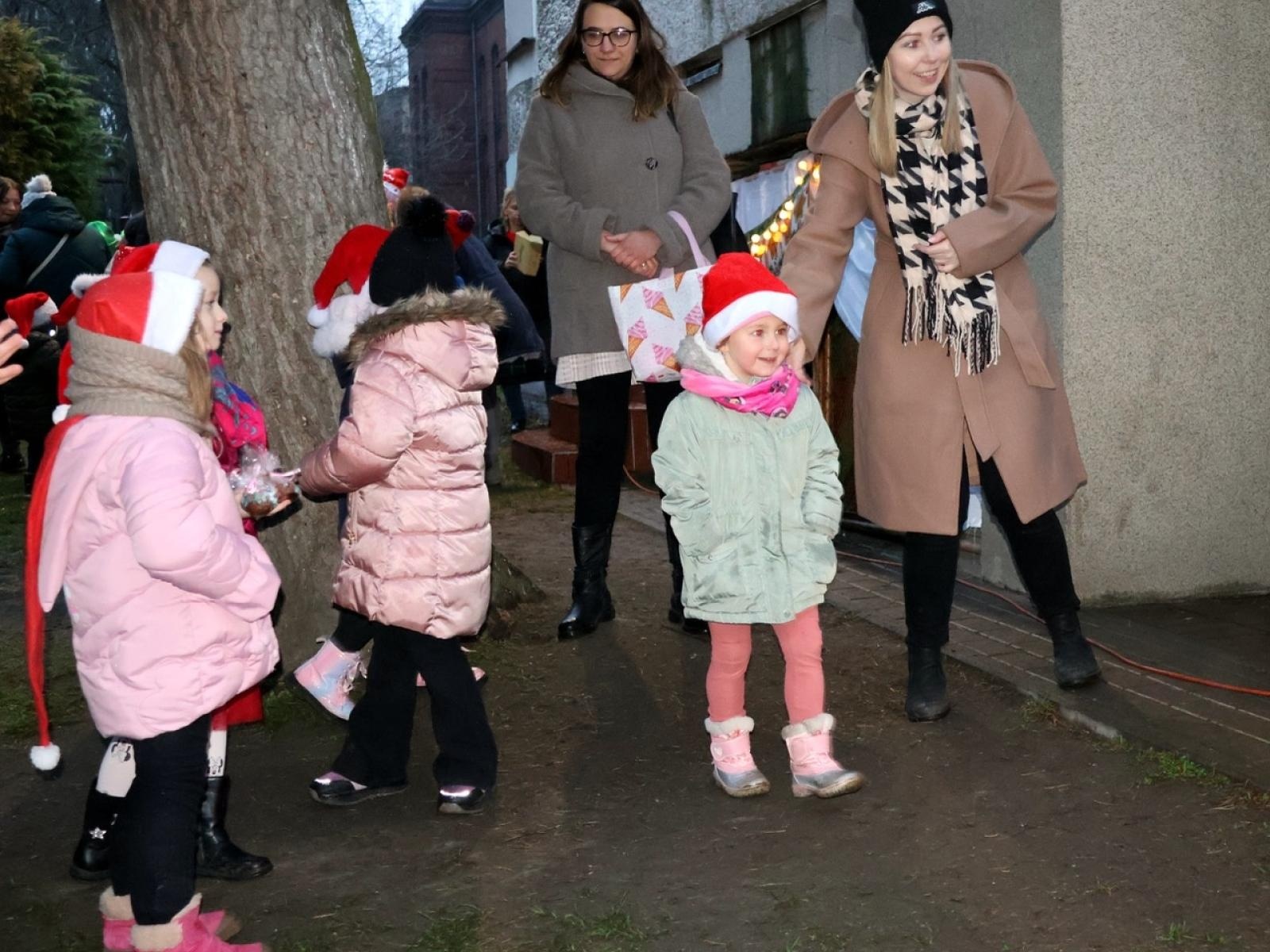 Zdjęcie w galerii na portalu naszraciborz.pl: Kiermasz świąteczny w Przedszkolu nr 12 w Raciborzu – pełen radości i świątecznej atmosfery wiadomości z regionu