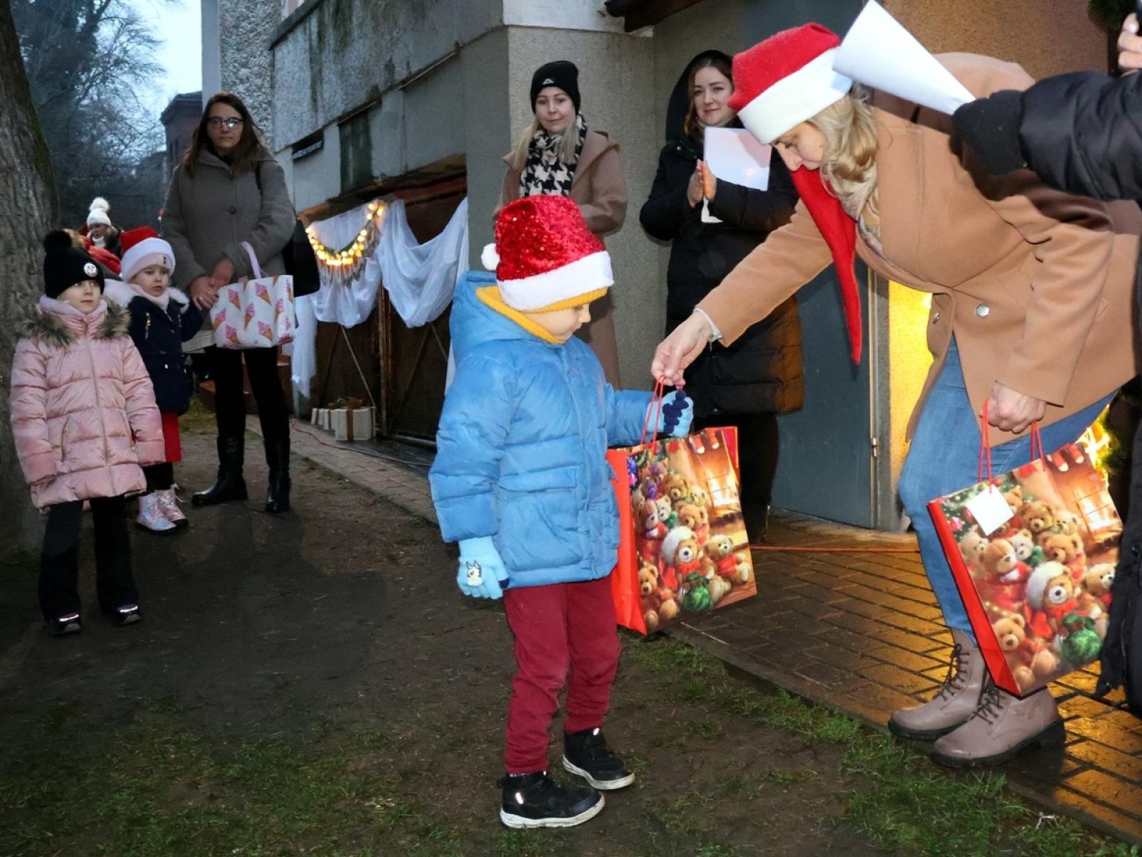 Zdjęcie w galerii na portalu naszraciborz.pl: Kiermasz świąteczny w Przedszkolu nr 12 w Raciborzu – pełen radości i świątecznej atmosfery wiadomości z regionu