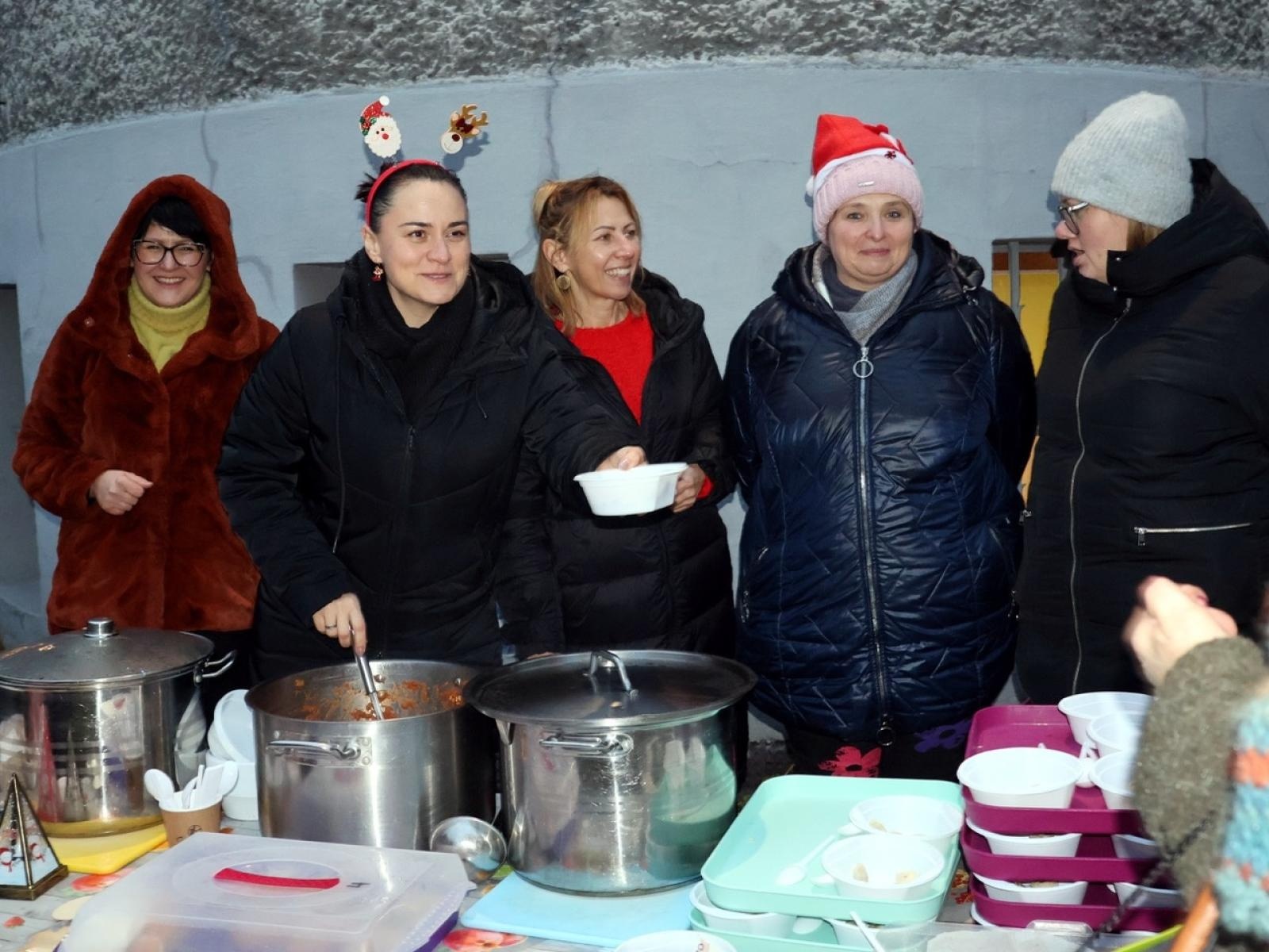 Zdjęcie w galerii na portalu naszraciborz.pl: Kiermasz świąteczny w Przedszkolu nr 12 w Raciborzu – pełen radości i świątecznej atmosfery wiadomości z regionu