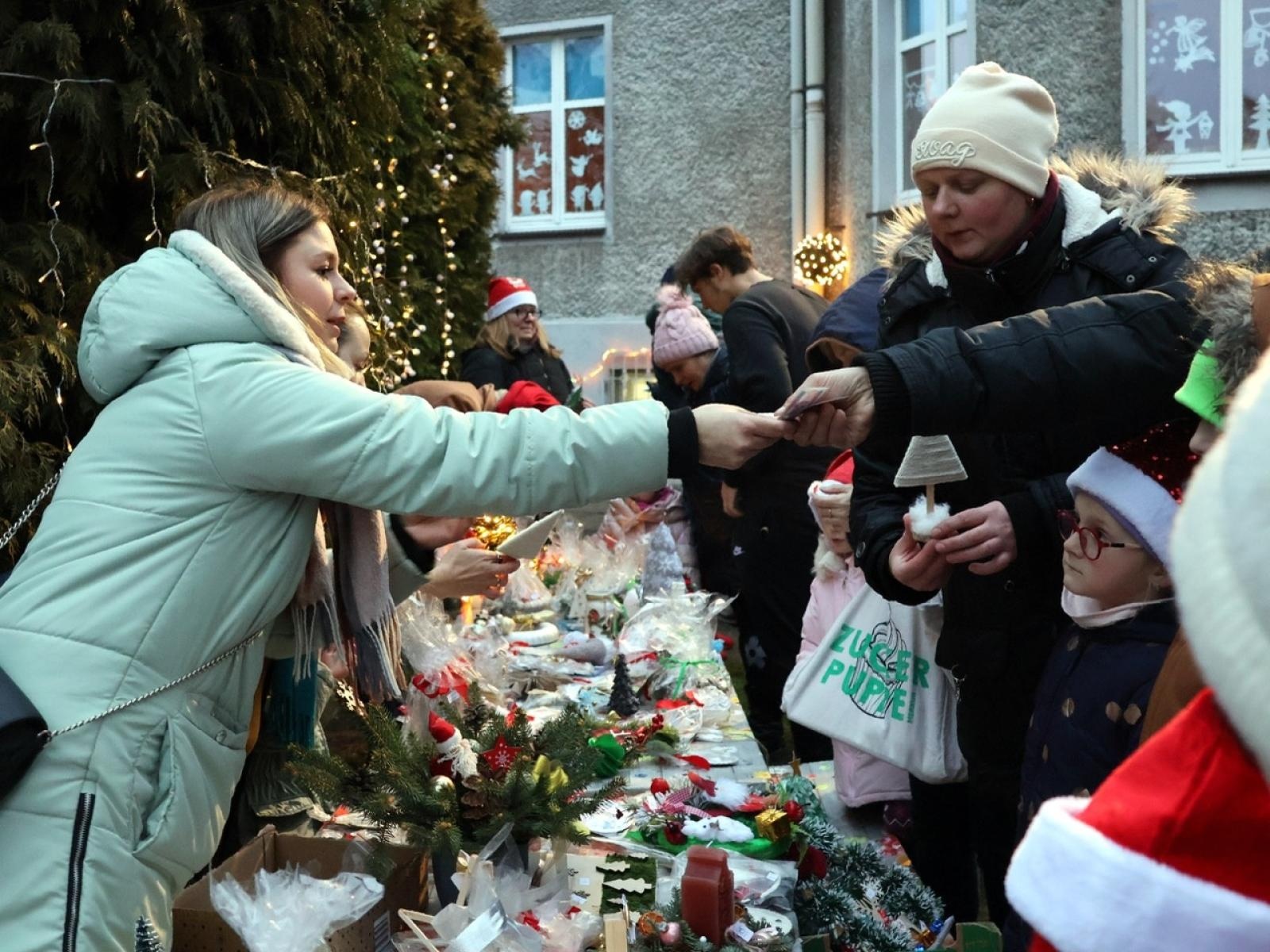 Zdjęcie w galerii na portalu naszraciborz.pl: Kiermasz świąteczny w Przedszkolu nr 12 w Raciborzu – pełen radości i świątecznej atmosfery wiadomości z regionu