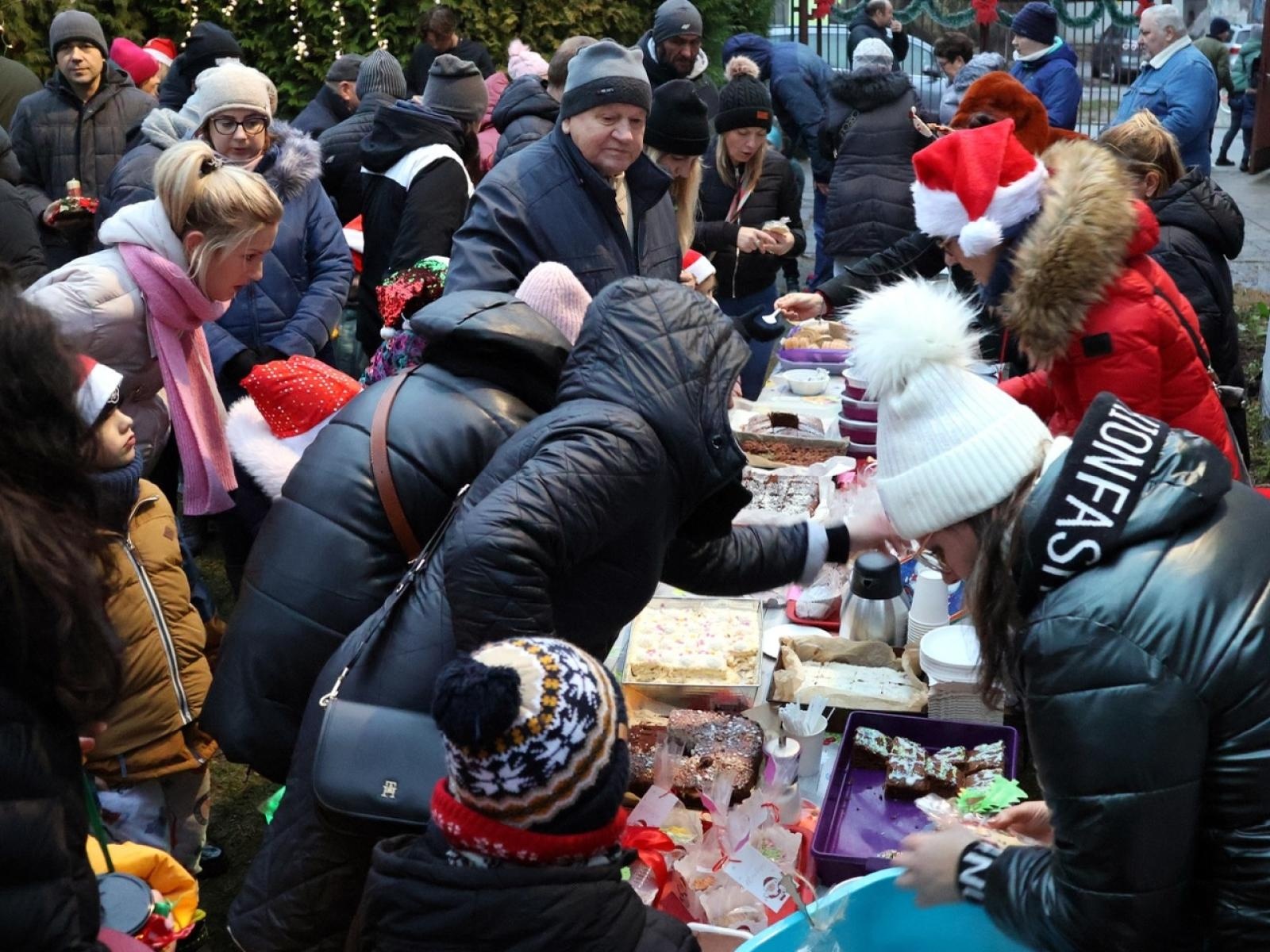 Zdjęcie w galerii na portalu naszraciborz.pl: Kiermasz świąteczny w Przedszkolu nr 12 w Raciborzu – pełen radości i świątecznej atmosfery wiadomości z regionu