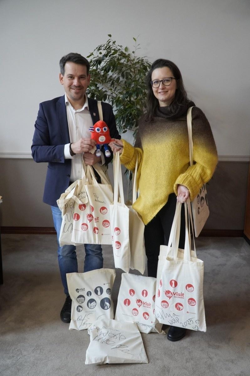 Zdjęcie w galerii na portalu naszraciborz.pl: 33. Finał WOŚP. Miasto Racibórz przekazało do licytacji torby z autografami gwiazd wiadomości z regionu