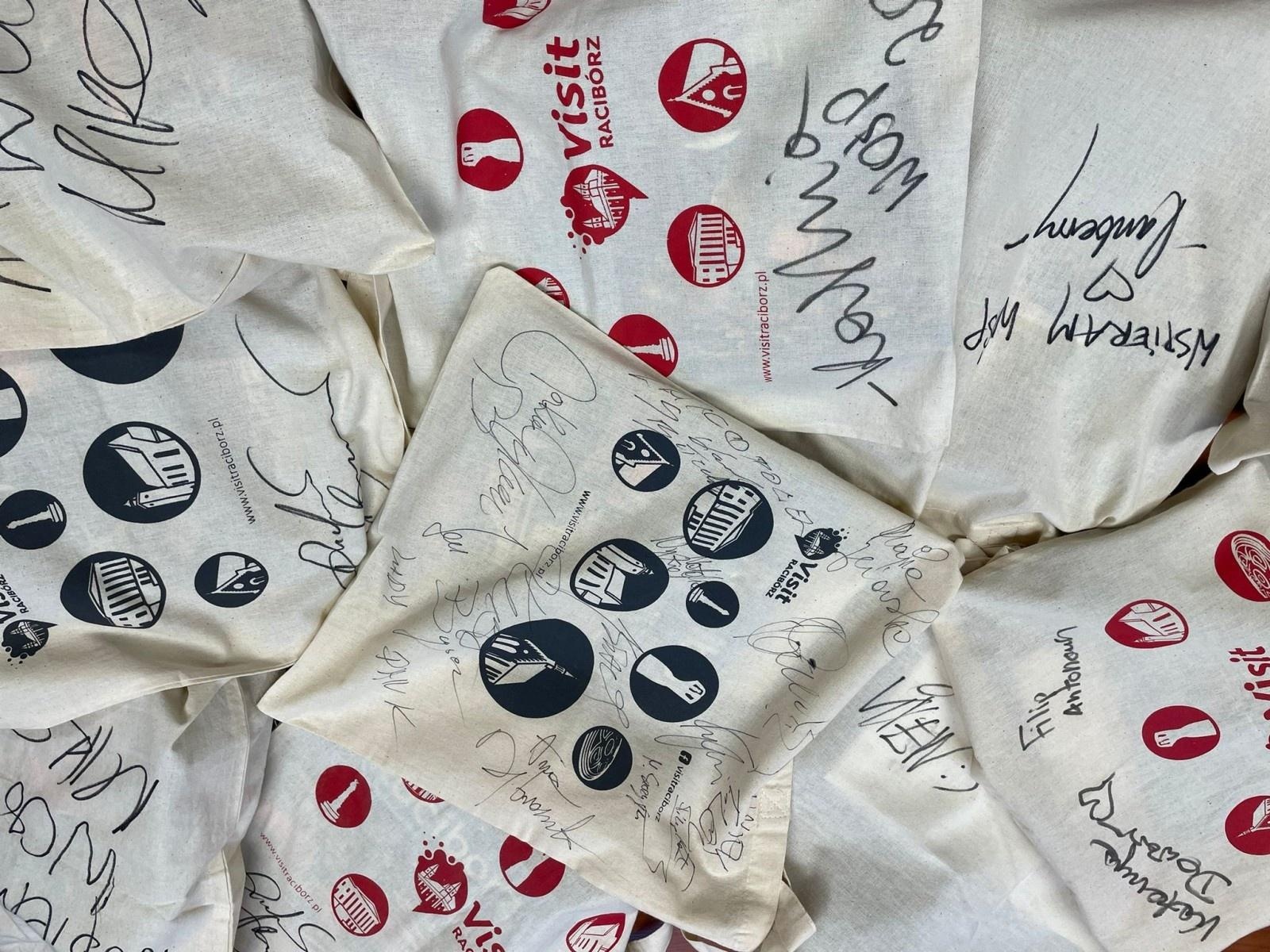 Zdjęcie w galerii na portalu naszraciborz.pl: 33. Finał WOŚP. Miasto Racibórz przekazało do licytacji torby z autografami gwiazd wiadomości z regionu